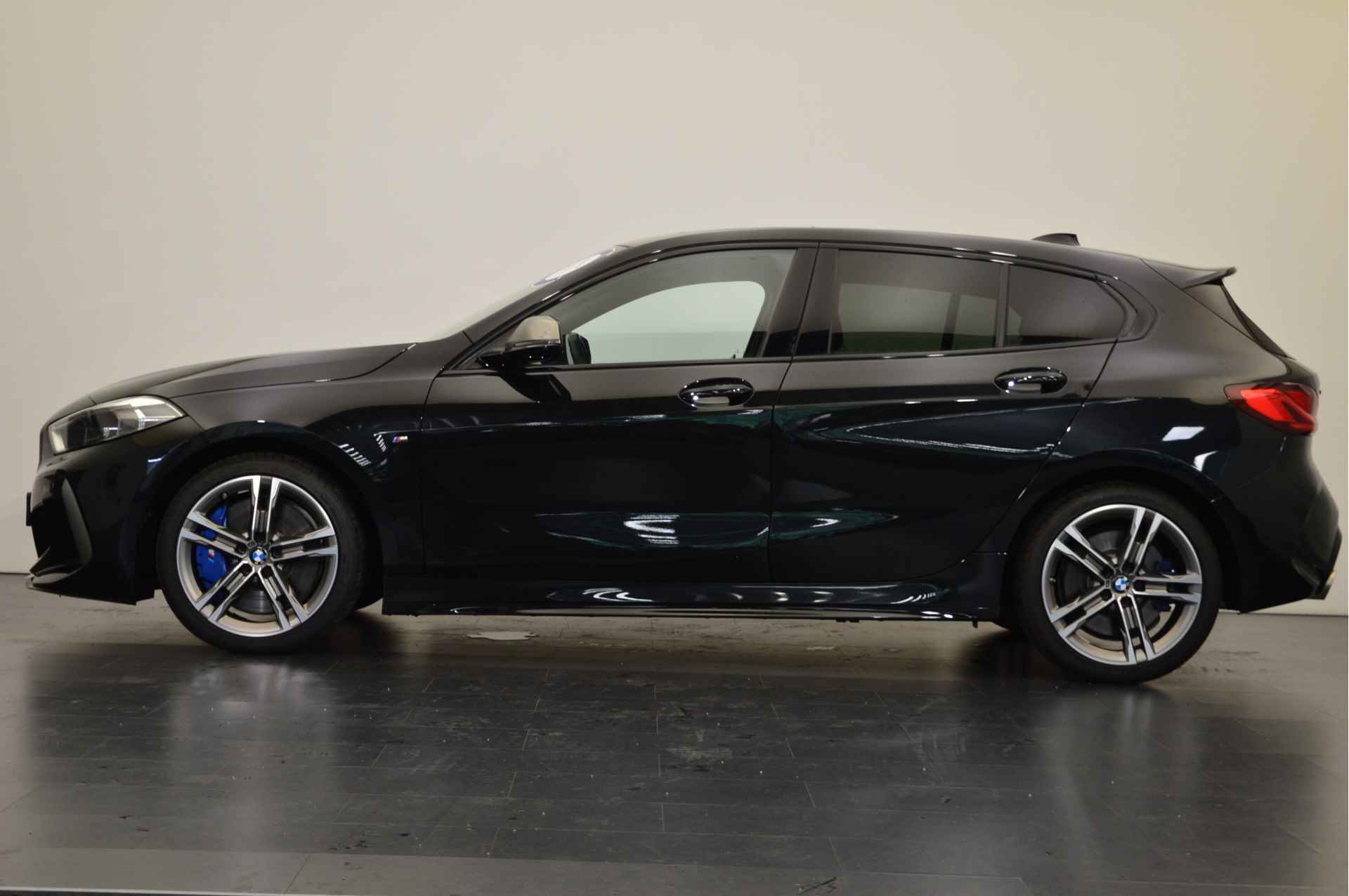 BMW 1-serie M135i xDrive Automaat / Panoramadak / Active Cruise Control / Comfort Access / Live Cockpit Professional / Stoelverwarming - 3/24