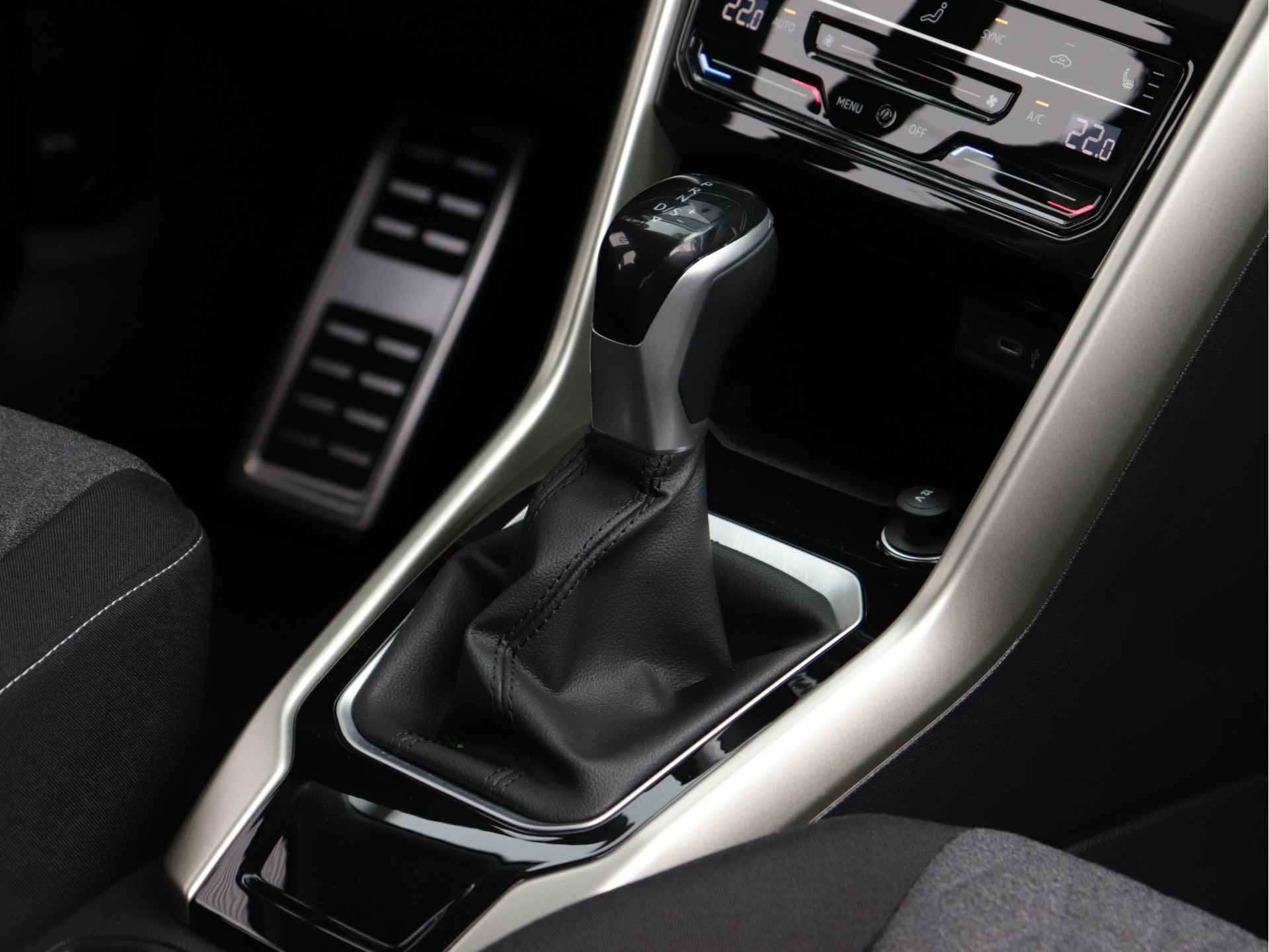Volkswagen T-Roc 1.5 TSI Move 150pk Automaat | Navigatie | Stoelverwarming | Parkeersensoren | Spiegel pakket | - 24/44