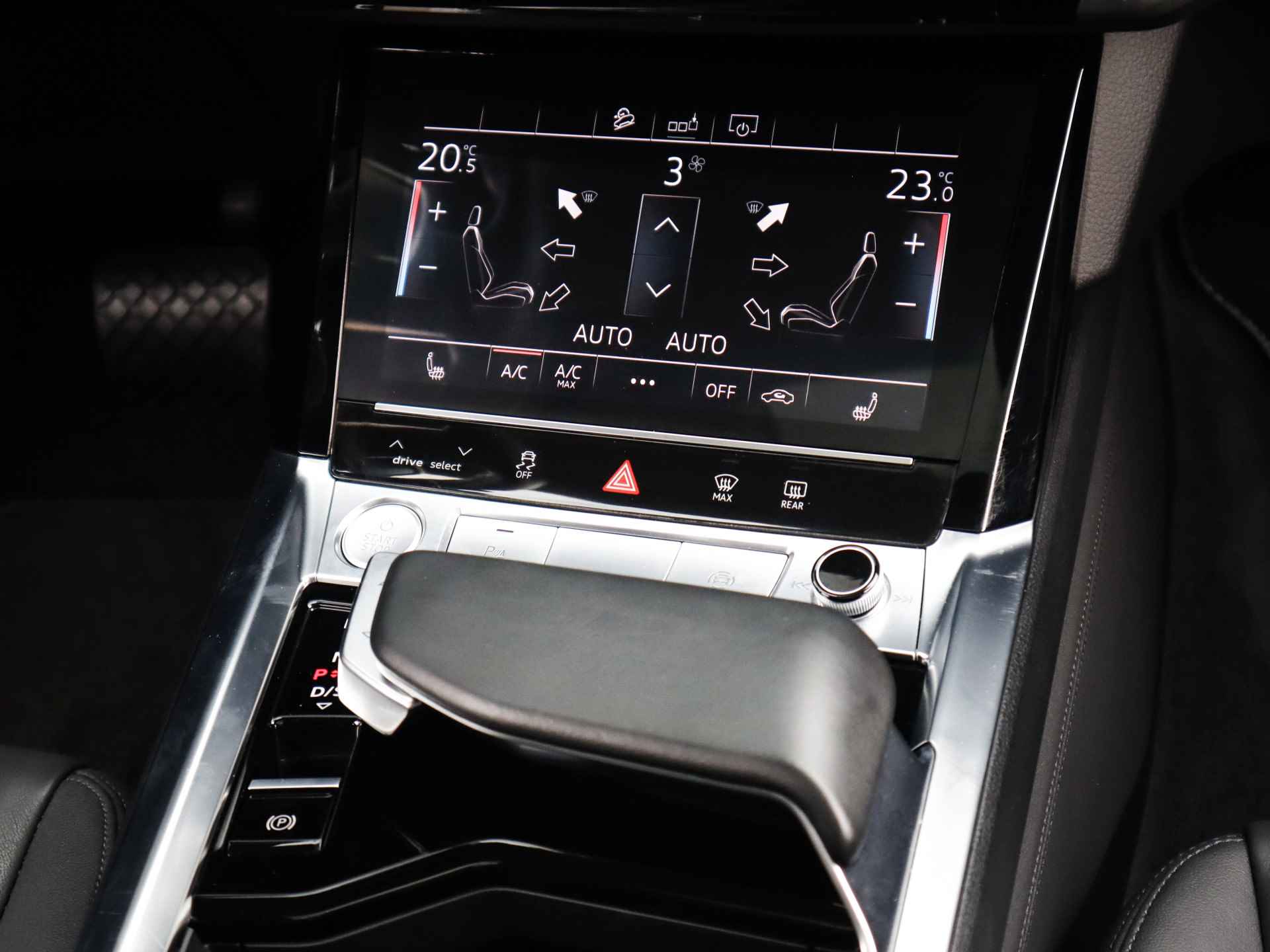 Audi e-tron E-tron 50 Quattro Launch Edition Plus 71 kWh (315 PK) 2e-Eig. AUDI-Dealer-Onderh. BOVAG-Garantie. NL-AUTO. Panoramadak, Navigatie/Apple-Carplay/Android-Auto, Adaptive-Cruisecontrol, Keyless-Entry/Start, Parkeersensoren-V+A+Zij, Luchtvering, Privacy-Glas - 22/42