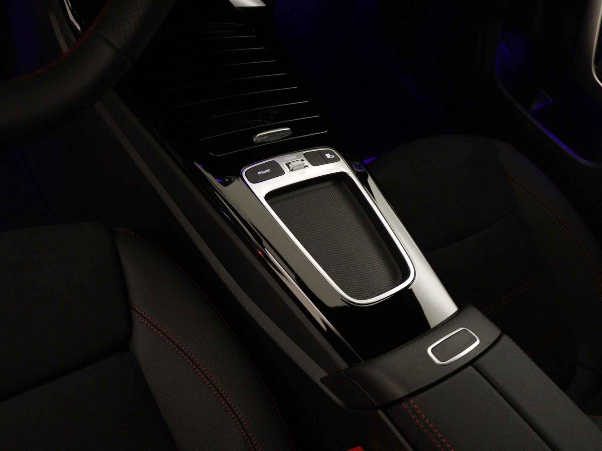 Mercedes-Benz CLA-Klasse 180 Star Edition AMG Line | Dodehoekassistent | Nightpakket | Sfeerverlichting | Parkeerpakket met achteruitrijcamera | Verwarmde stoelen vooraan | KEYLESS GO-comfortpakket | 	USB pakket plus | - 10/33