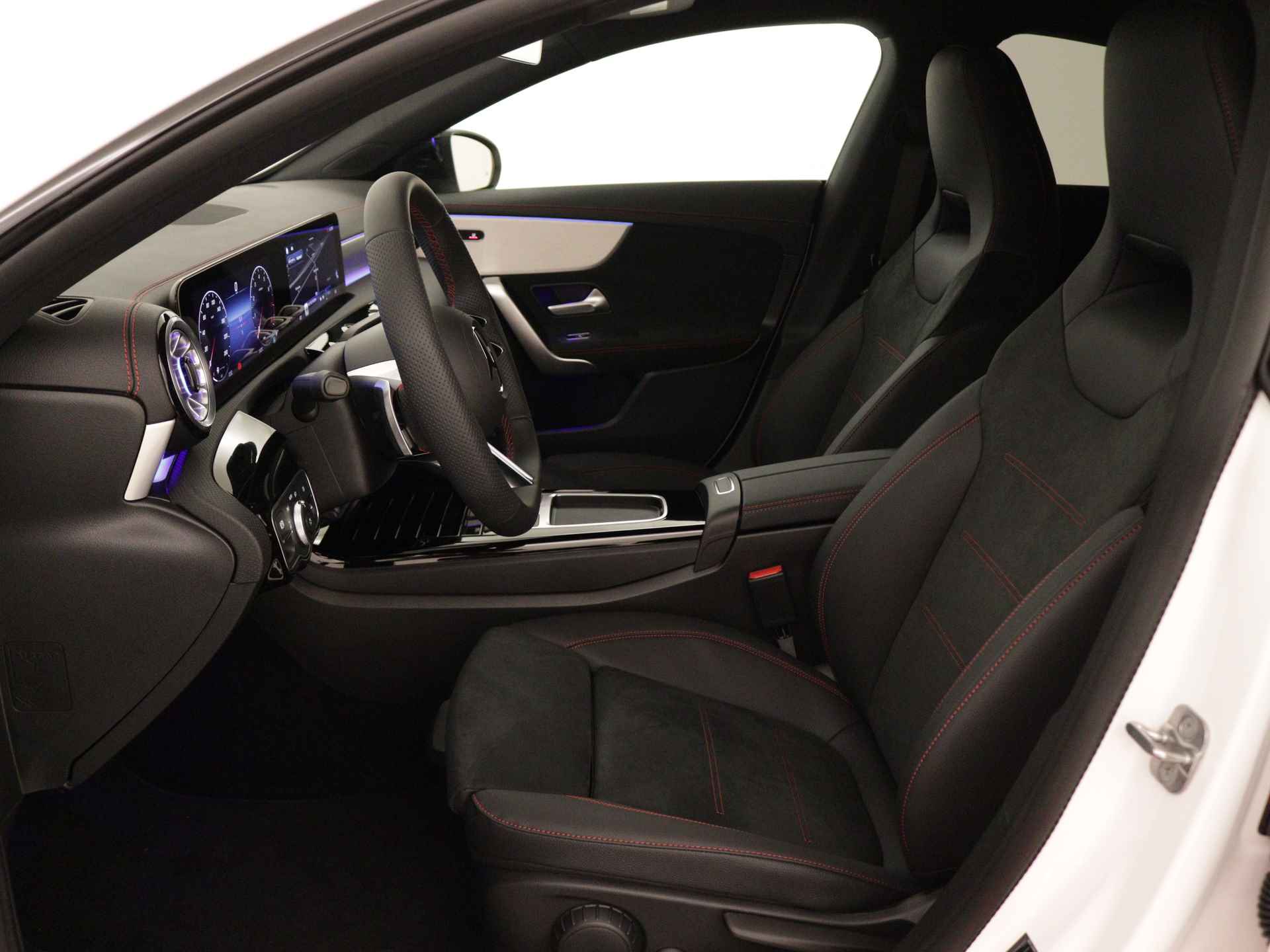 Mercedes-Benz CLA-Klasse 180 Star Edition AMG Line | Dodehoekassistent | Nightpakket | Sfeerverlichting | Parkeerpakket met achteruitrijcamera | Verwarmde stoelen vooraan | KEYLESS GO-comfortpakket | 	USB pakket plus | - 11/33