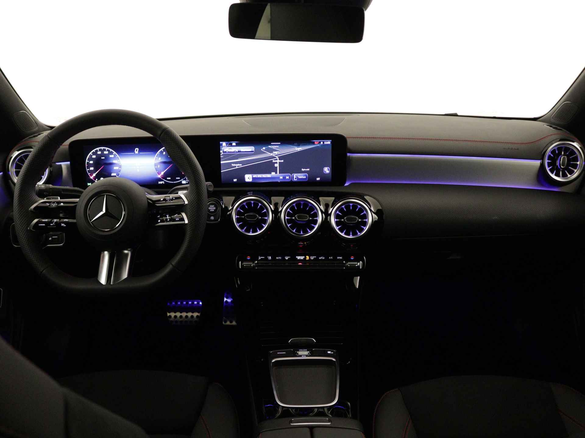 Mercedes-Benz CLA-Klasse 180 Star Edition AMG Line | Dodehoekassistent | Nightpakket | Sfeerverlichting | Parkeerpakket met achteruitrijcamera | Verwarmde stoelen vooraan | KEYLESS GO-comfortpakket | 	USB pakket plus | - 16/33