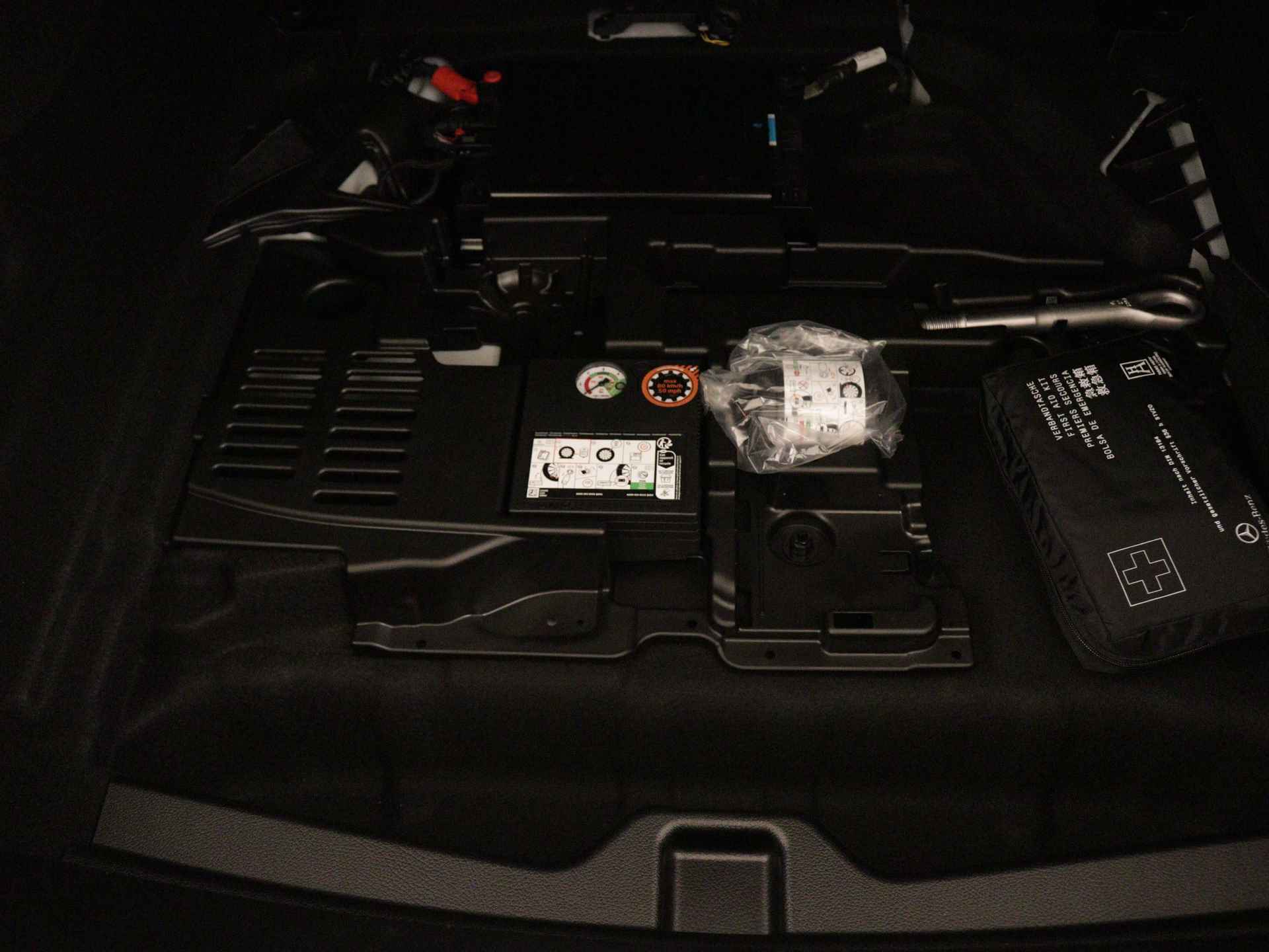 Mercedes-Benz CLA-Klasse 180 Star Edition AMG Line | Dodehoekassistent | Nightpakket | Sfeerverlichting | Parkeerpakket met achteruitrijcamera | Verwarmde stoelen vooraan | KEYLESS GO-comfortpakket | 	USB pakket plus | - 30/33