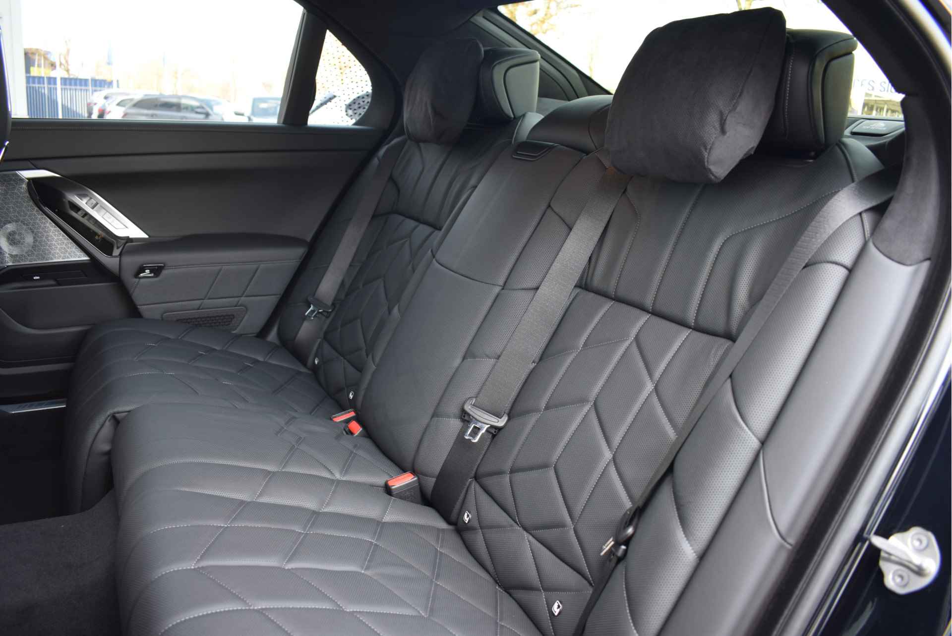 BMW 7 Serie 750e xDrive High Executive M Sport Automaat / Panoramadak Sky Lounge / Trekhaak / Bowers & Wilkins / Parking Assistant Professional / Active Steering / Executive Lounge Seating - 6/41