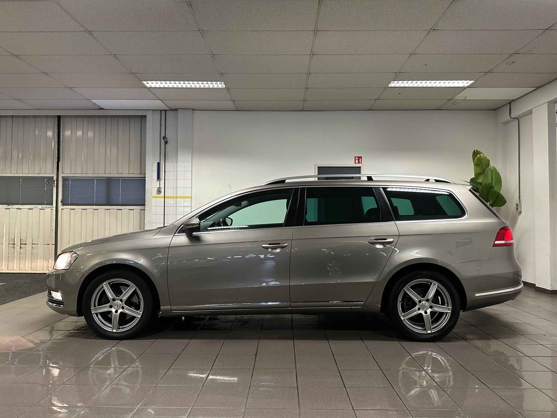 Volkswagen Passat Variant 1.4 TSI Highline BlueMotion * Automaat / Trekhaak / Navigatie / NL Auto * - 2/23