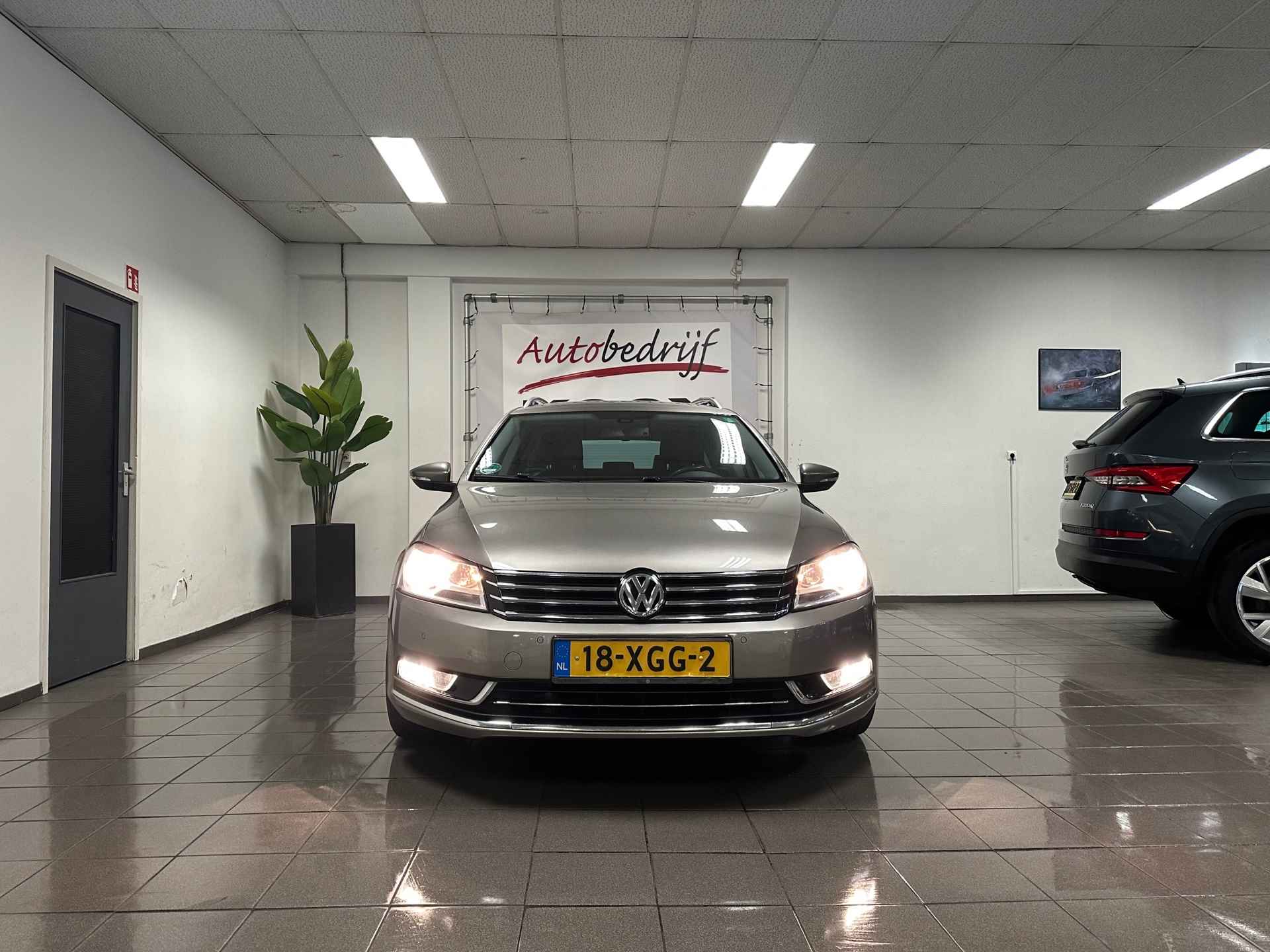 Volkswagen Passat Variant 1.4 TSI Highline BlueMotion * Automaat / Trekhaak / Navigatie / NL Auto * - 8/23