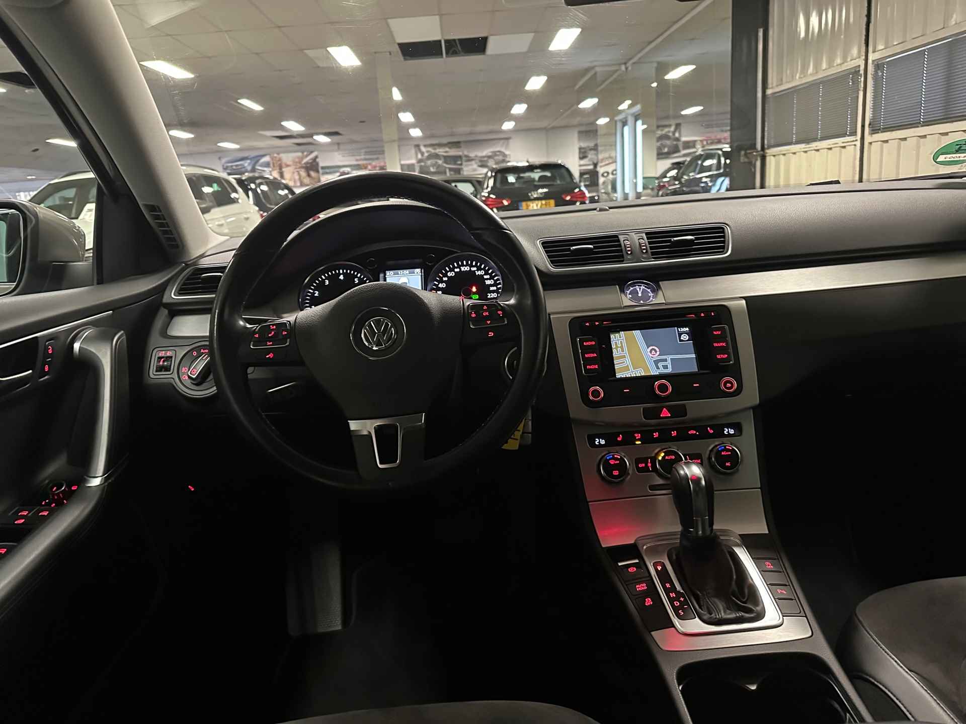 Volkswagen Passat Variant 1.4 TSI Highline BlueMotion * Automaat / Trekhaak / Navigatie / NL Auto * - 21/23