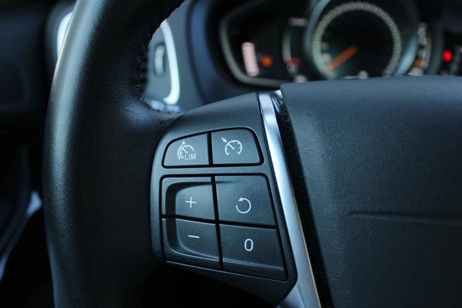 Volvo V40 T3 AUT6 152PK Dynamic Edition, Cruise Control, Verwarmbare Voorstoelen, High Performance Audio, Regensensor, Parkeersensoren Achter, Bluetooth Media & Telefonie, Full Map Navigatie, City Safety - 12/26