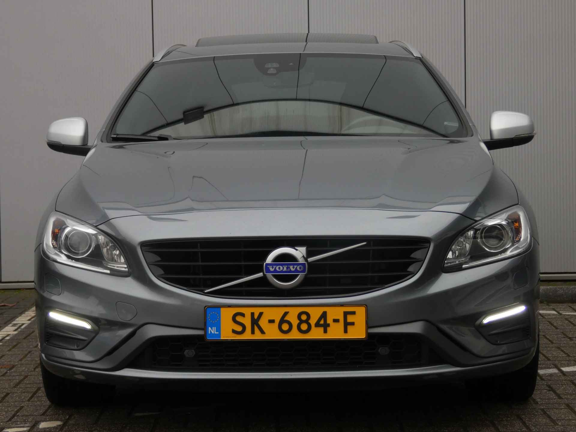 Volvo V60 2.0 D4 R-Design | Schuif-/kanteldak | Trekhaak | Org. NL - 6/61