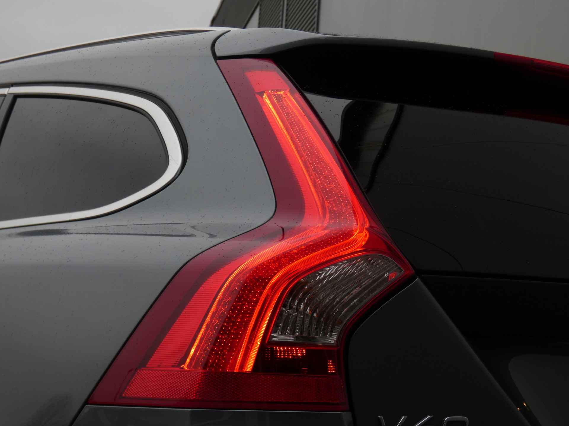 Volvo V60 2.0 D4 R-Design | Schuif-/kanteldak | Trekhaak | Org. NL - 18/61