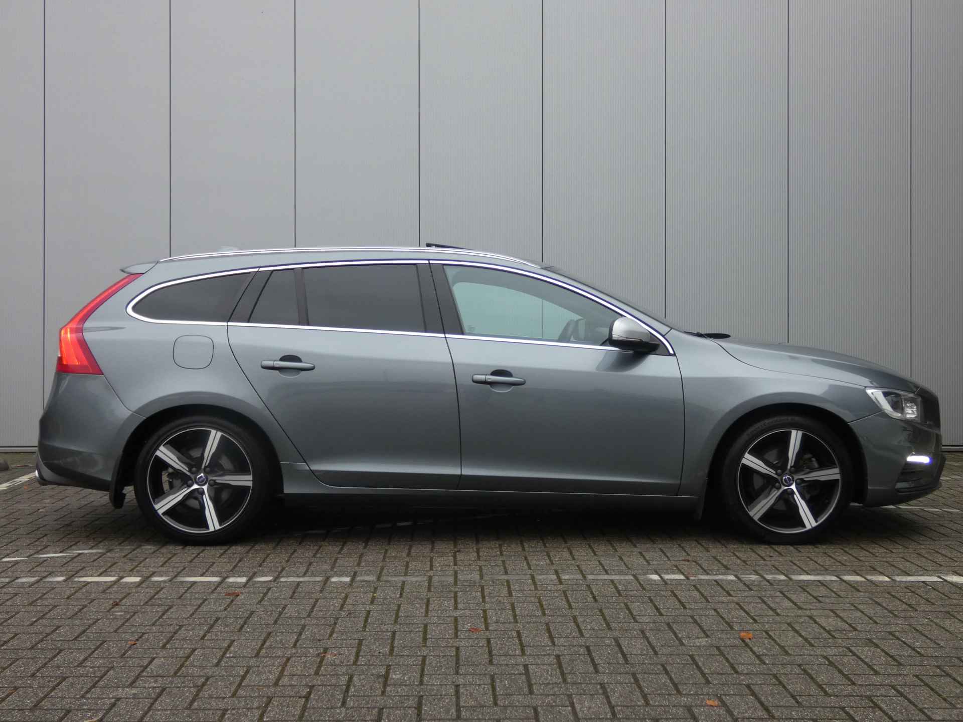 Volvo V60 2.0 D4 R-Design | Schuif-/kanteldak | Trekhaak | Org. NL - 24/61