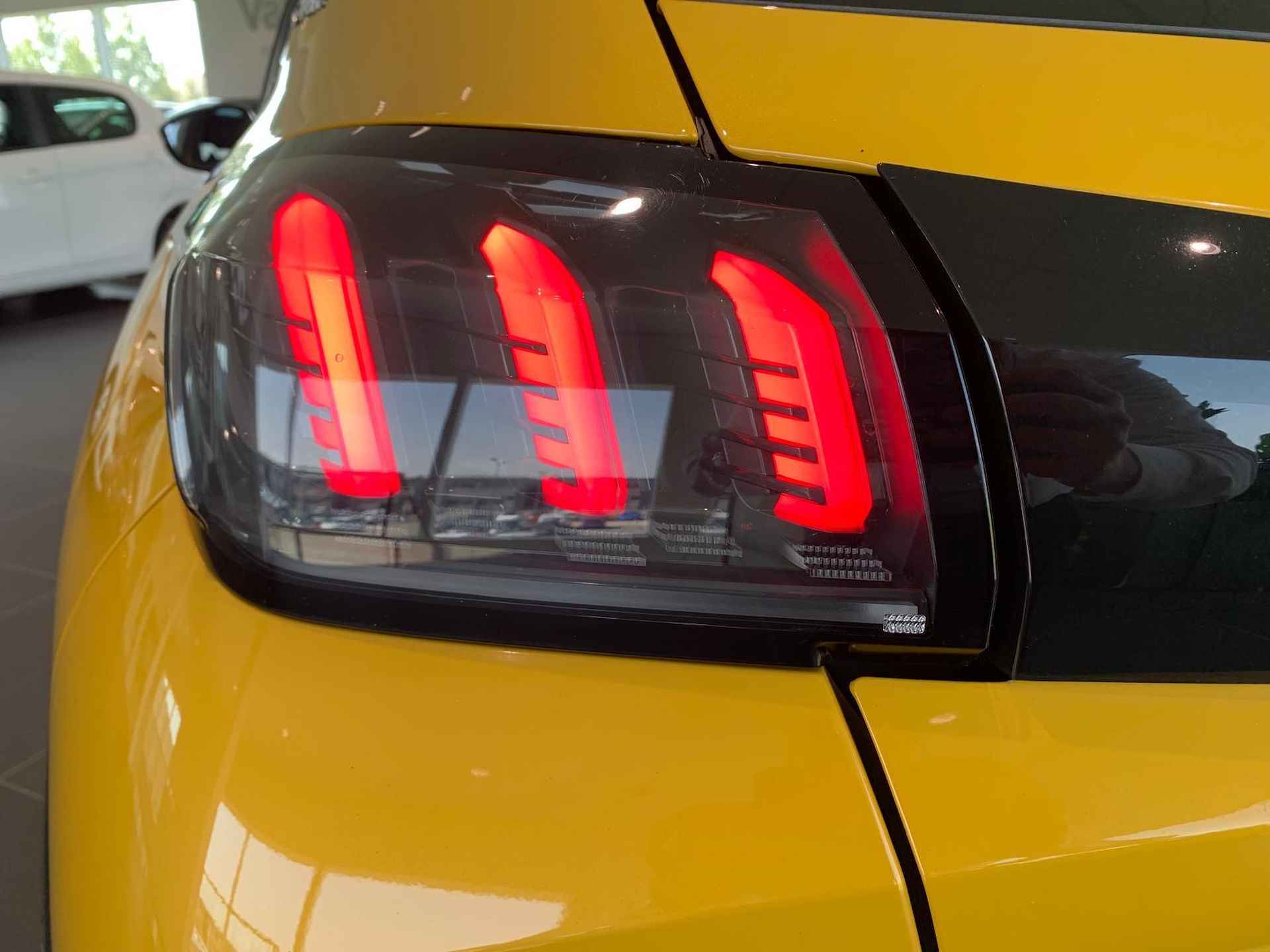 Peugeot 208 1.2 PureTech GT-Line | Navigatie | Glazen panoramadak | Apple Carplay/Android Auto - 14/38