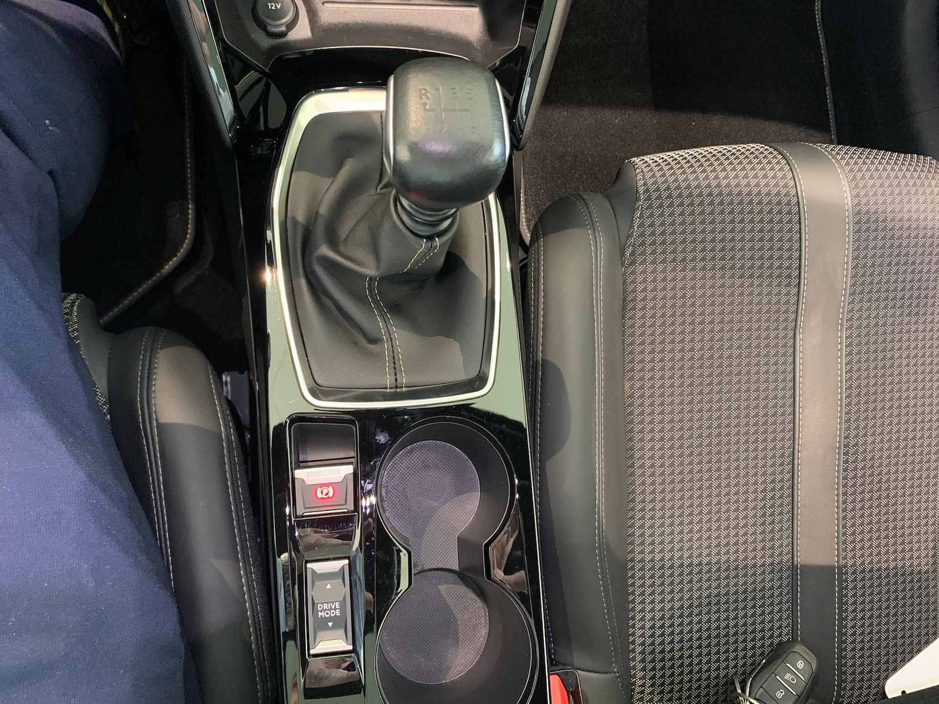 Peugeot 208 1.2 PureTech GT-Line | Navigatie | Glazen panoramadak | Apple Carplay/Android Auto - 32/38