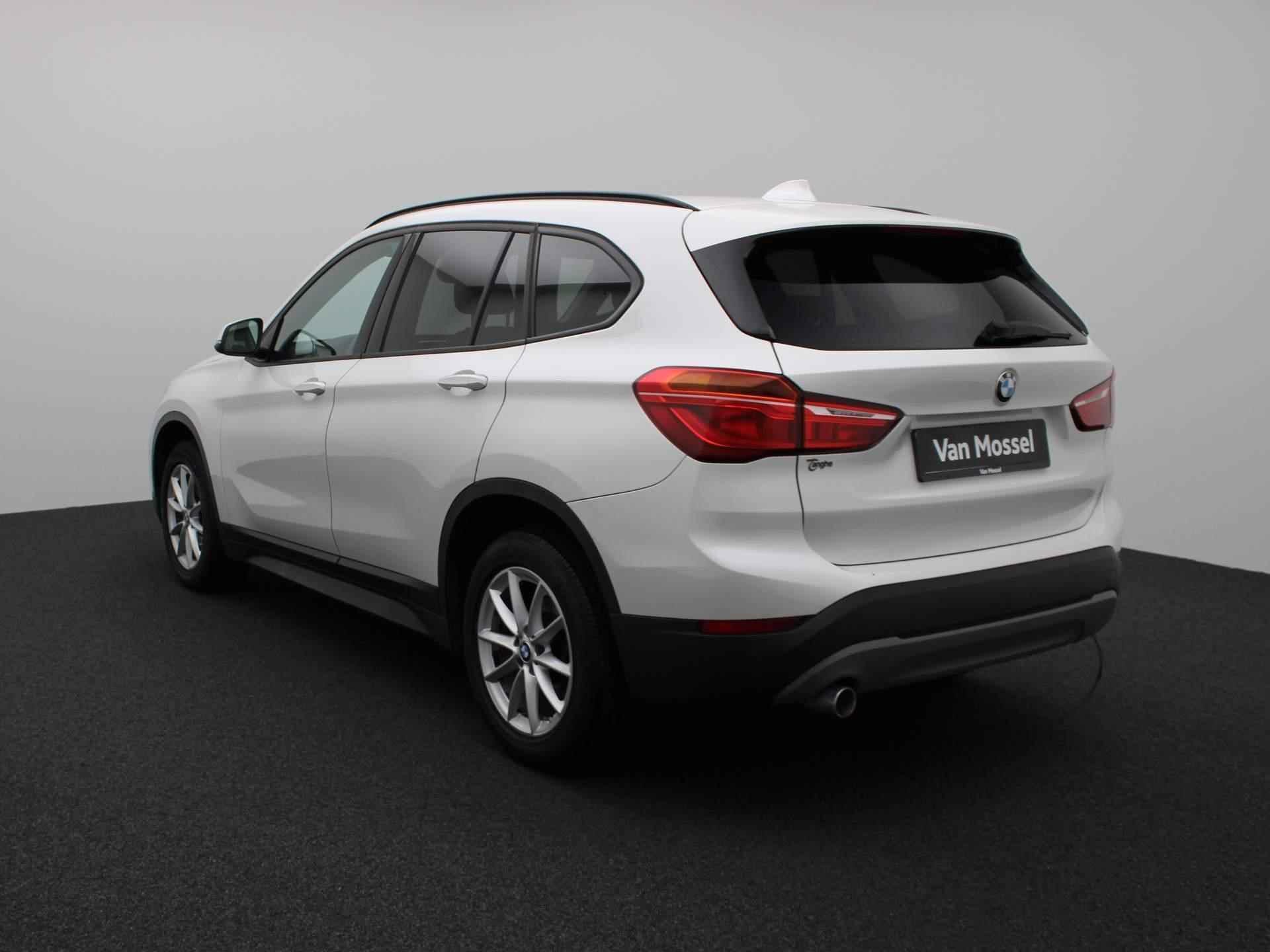 BMW X1 sDrive16d Executive | STOELVERWARMING | NAVIGATIE | AIRCO | PARKEERSENSOREN VOOR + ACHTER | PARKEERASSISTENT | BLUETOOTH TELEFOON & AUDIO | MULTIFUNCTIONEEL STUURWIEL | LICHTMETALEN VELGEN | - 2/26