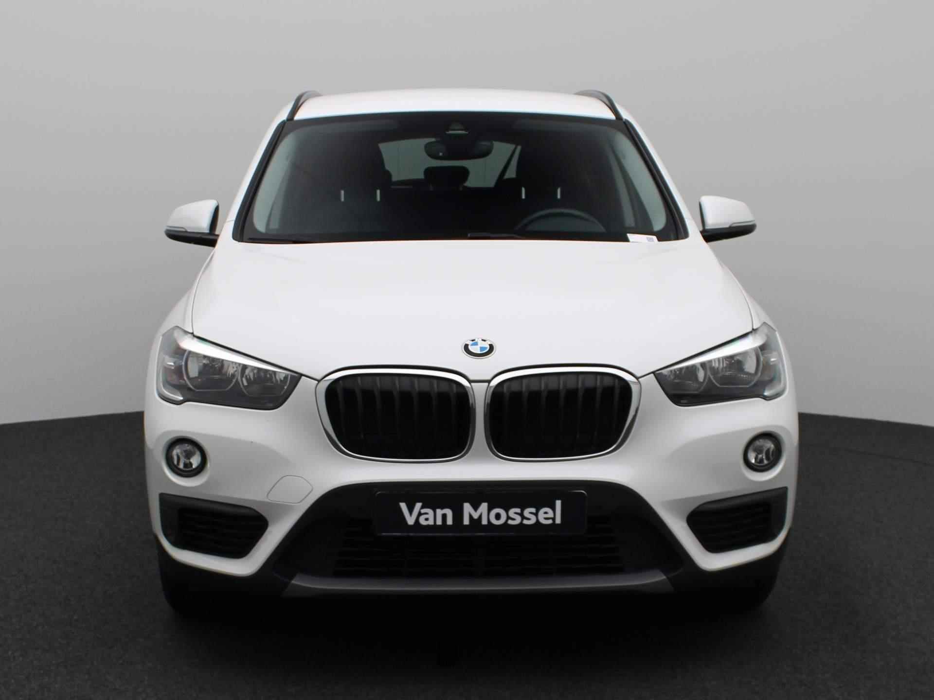 BMW X1 sDrive16d Executive | STOELVERWARMING | NAVIGATIE | AIRCO | PARKEERSENSOREN VOOR + ACHTER | PARKEERASSISTENT | BLUETOOTH TELEFOON & AUDIO | MULTIFUNCTIONEEL STUURWIEL | LICHTMETALEN VELGEN | - 3/26