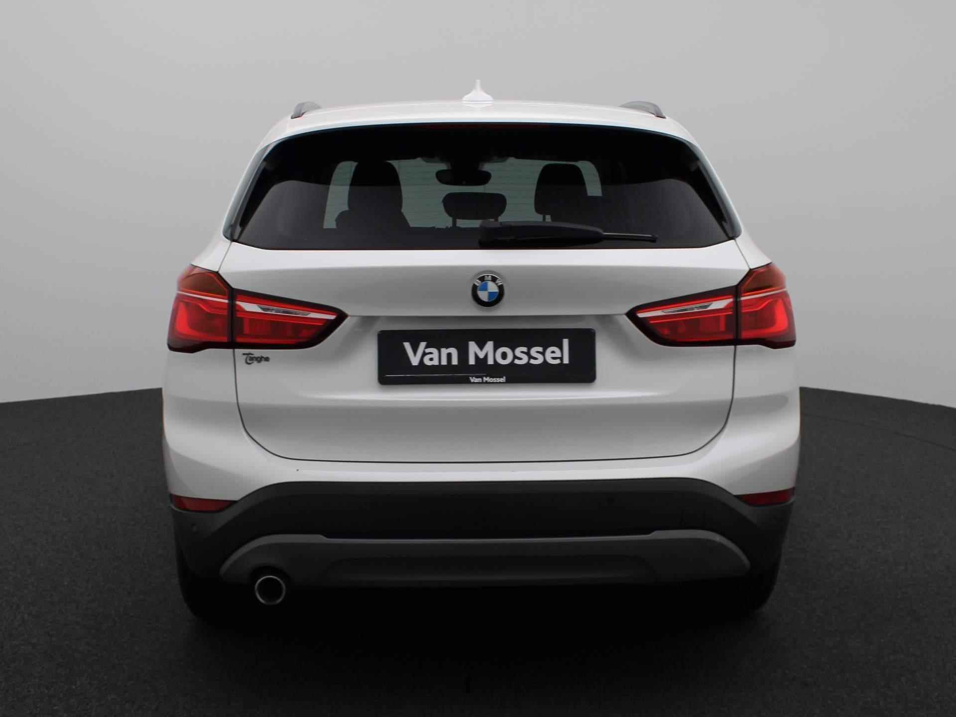 BMW X1 sDrive16d Executive | STOELVERWARMING | NAVIGATIE | AIRCO | PARKEERSENSOREN VOOR + ACHTER | PARKEERASSISTENT | BLUETOOTH TELEFOON & AUDIO | MULTIFUNCTIONEEL STUURWIEL | LICHTMETALEN VELGEN | - 4/26