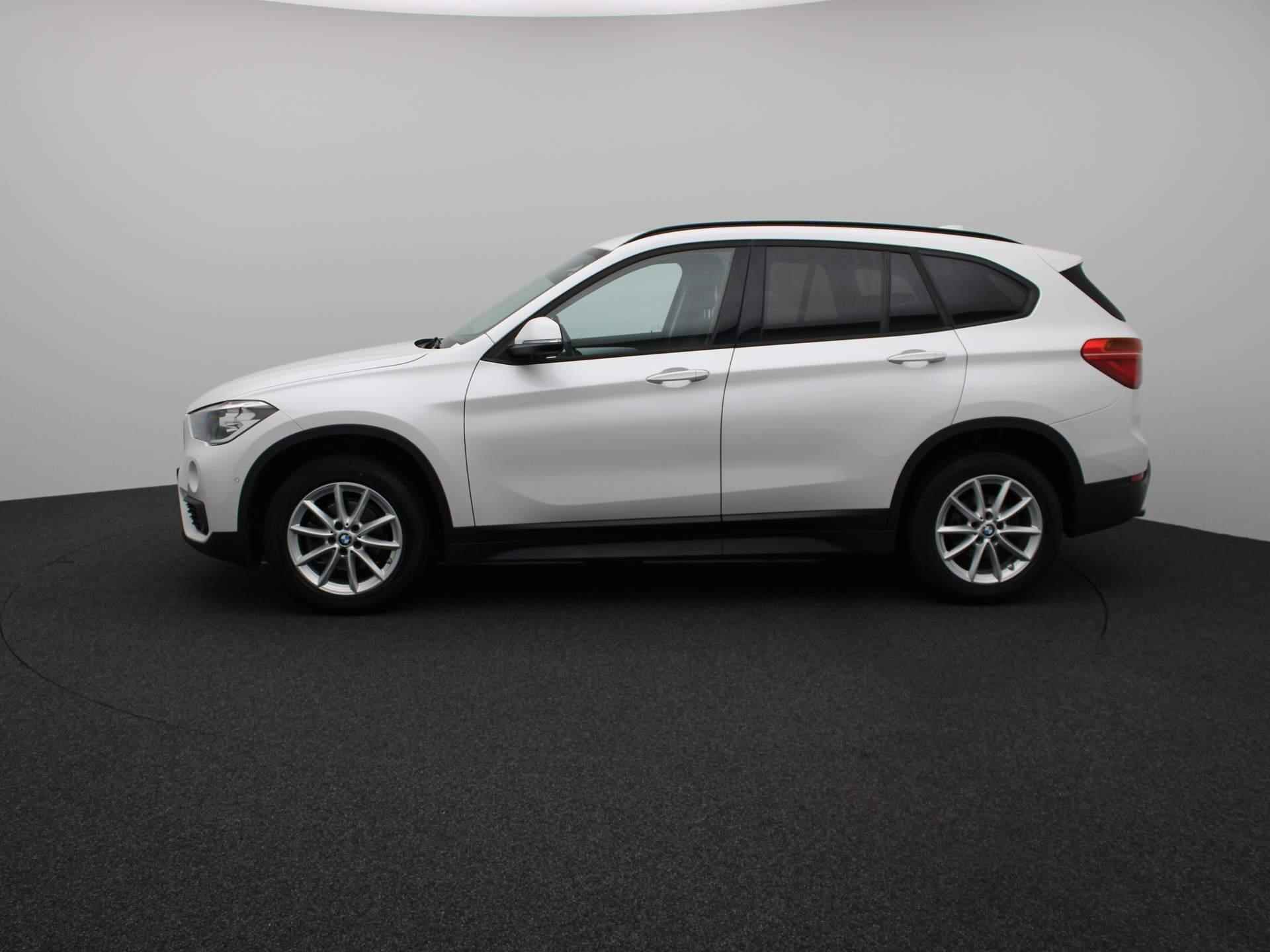 BMW X1 sDrive16d Executive | STOELVERWARMING | NAVIGATIE | AIRCO | PARKEERSENSOREN VOOR + ACHTER | PARKEERASSISTENT | BLUETOOTH TELEFOON & AUDIO | MULTIFUNCTIONEEL STUURWIEL | LICHTMETALEN VELGEN | - 5/26