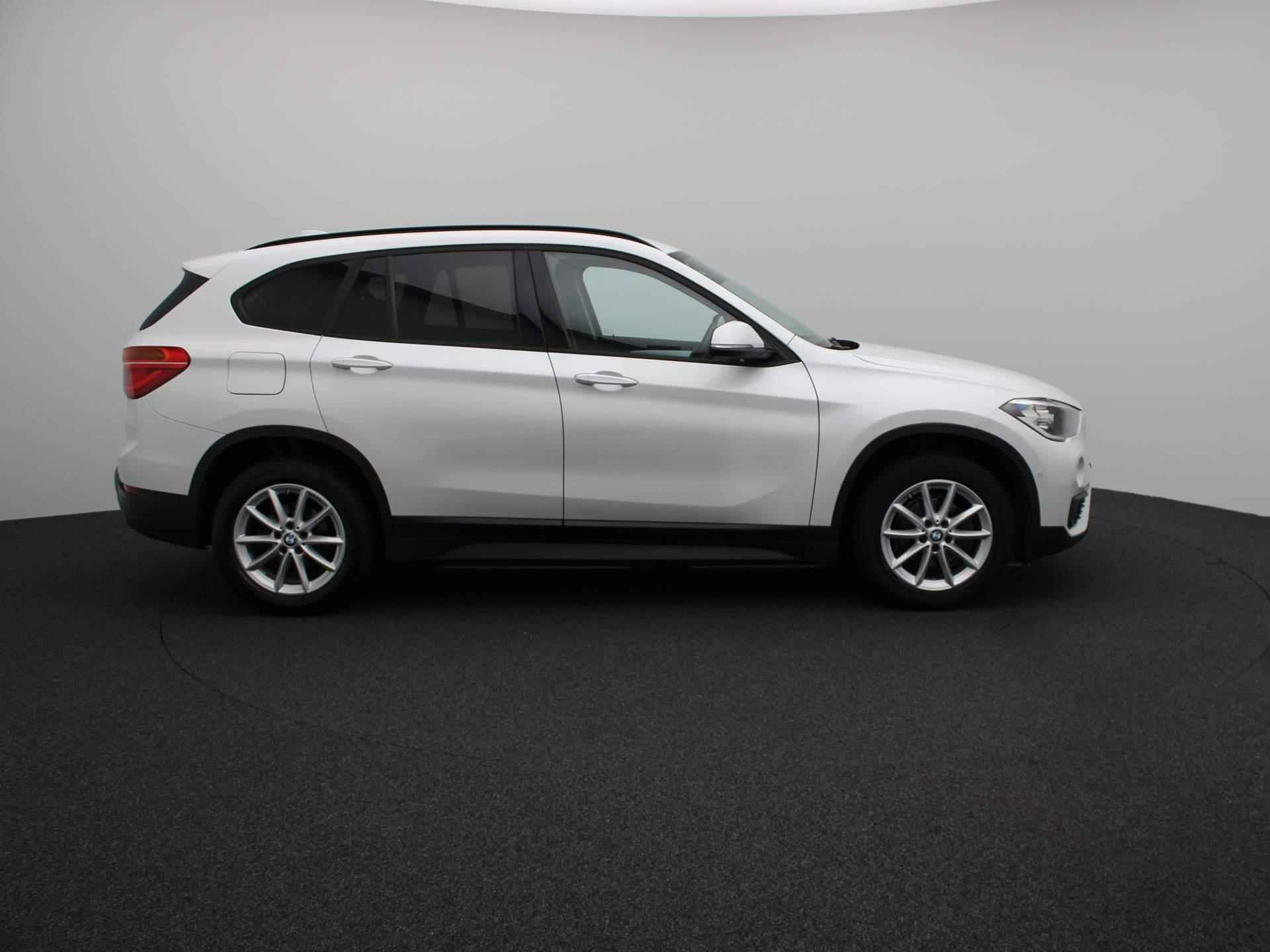 BMW X1 sDrive16d Executive | STOELVERWARMING | NAVIGATIE | AIRCO | PARKEERSENSOREN VOOR + ACHTER | PARKEERASSISTENT | BLUETOOTH TELEFOON & AUDIO | MULTIFUNCTIONEEL STUURWIEL | LICHTMETALEN VELGEN | - 6/26