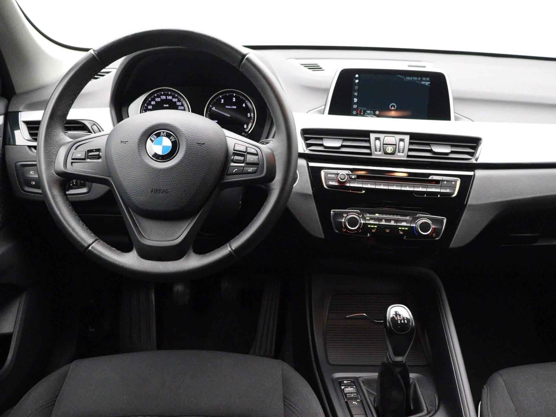 BMW X1 sDrive16d Executive | STOELVERWARMING | NAVIGATIE | AIRCO | PARKEERSENSOREN VOOR + ACHTER | PARKEERASSISTENT | BLUETOOTH TELEFOON & AUDIO | MULTIFUNCTIONEEL STUURWIEL | LICHTMETALEN VELGEN | - 7/26