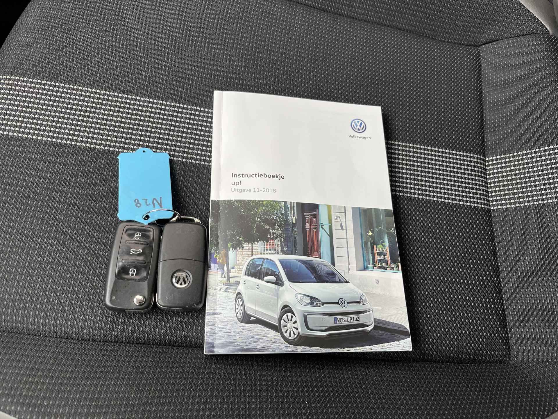 Volkswagen up! 1.0 BMT high up! / PARK. SENSOREN/ CRUISE/ BLUETOOTH/ AIRCO/ - 7/37