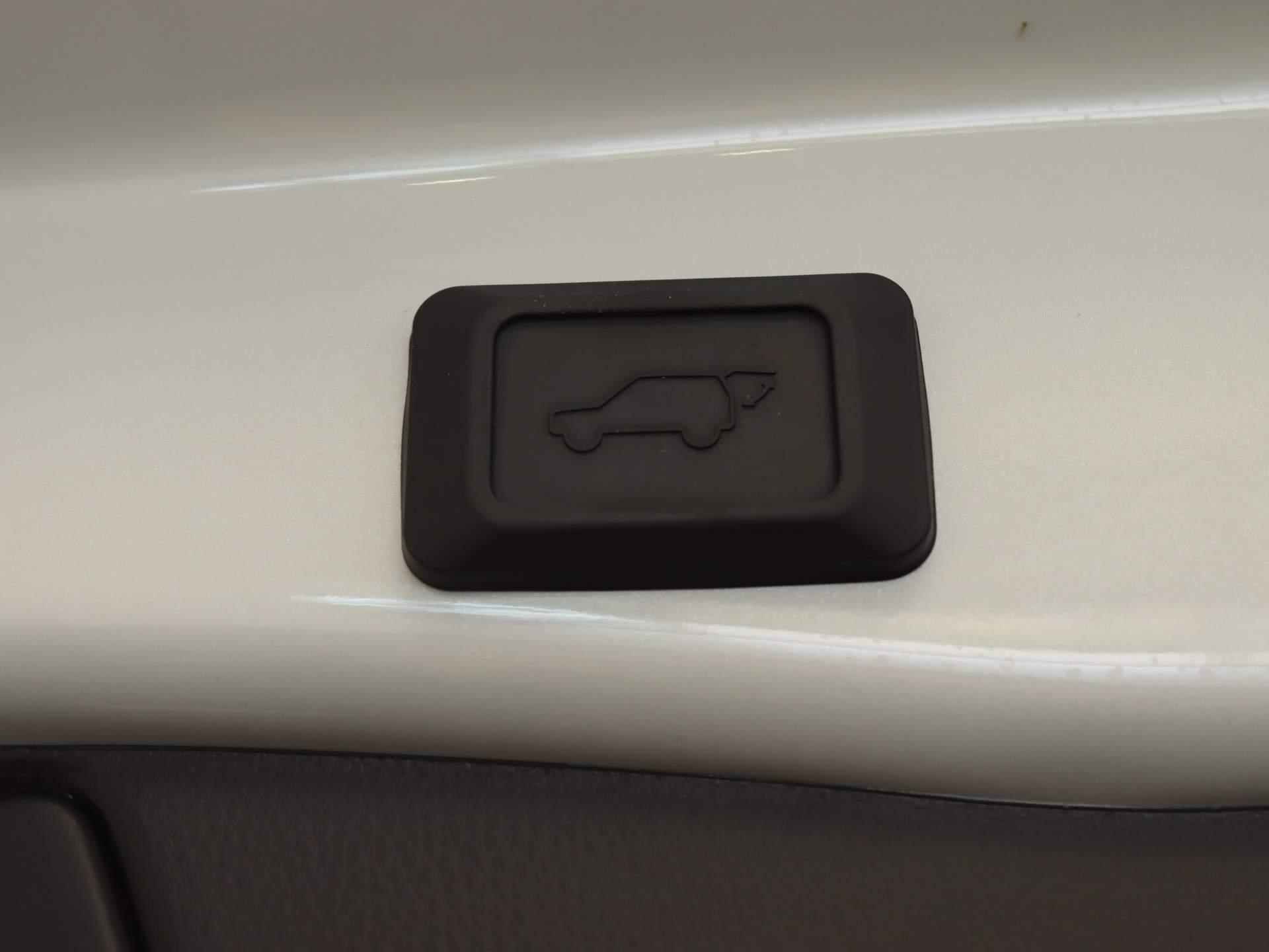 Toyota RAV4 2.5 Hybrid Style -  ELEKTRISCH BEDIENBARE ACHTERKLEP - ELEKTRISCH VERSTELBARE BESTUURDERSSTOEL - VERWARMBARE VOORRUIT/ STUUR - VOORSTOELEN VERWARMD -PARKEERSENSOREN VOOR/ ACHTER - 7/42