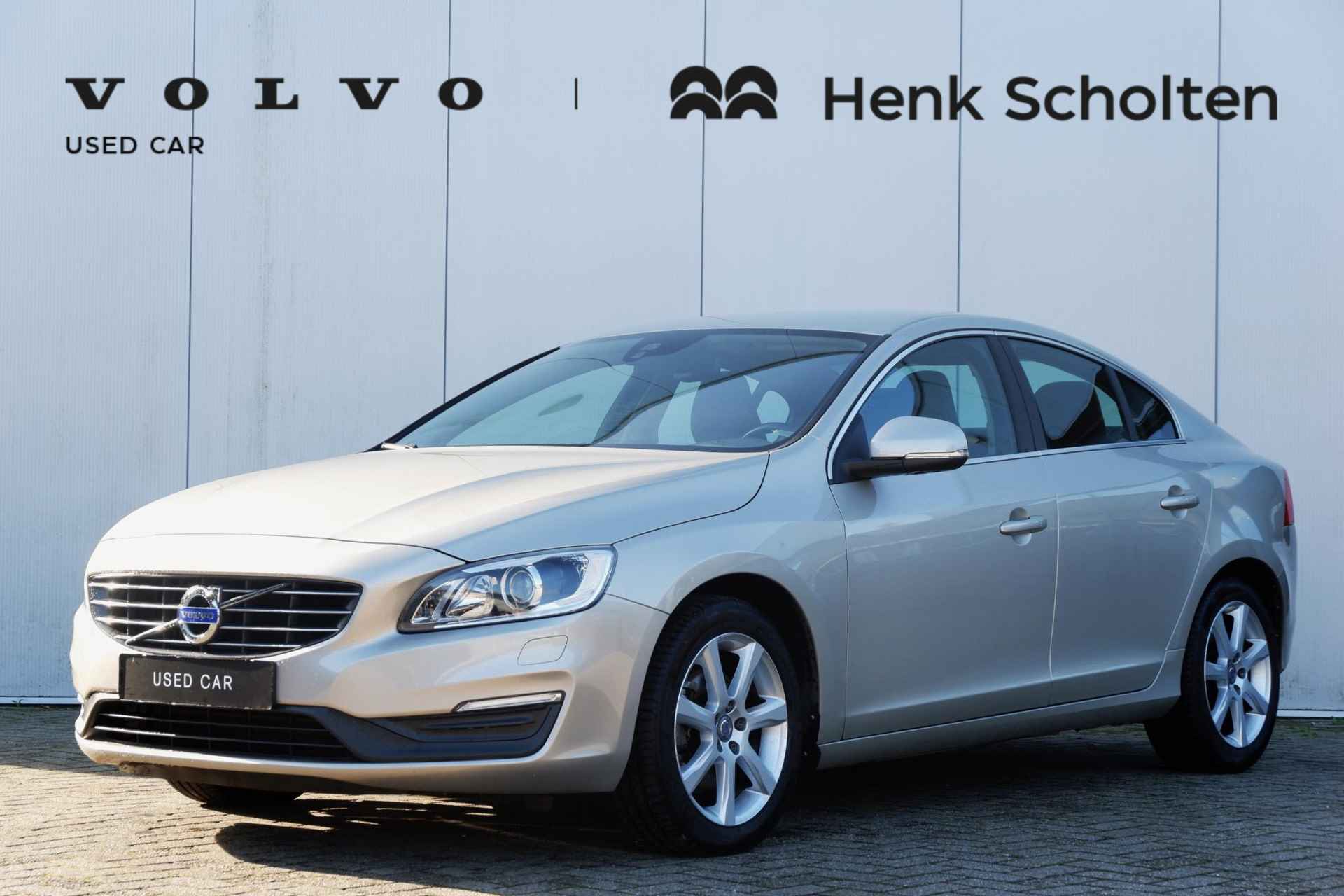 Volvo S60 T2 AUT6 120PK Nordic+ Standkachel, Trekhaak, Bi-Xenon koplampen, Cruise Control, Navigatie, Verwarmbare Voorstoelen en Voorruit, Automatische Airco, 17-Inch velgen - 1/17