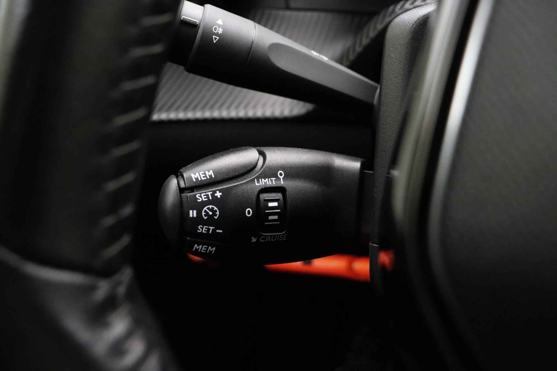 Peugeot 208 1.2 PureTech Allure 100pk | Navigatie | Achteruitrijcamera | 3D-cockpit | All-Season Banden - 29/38