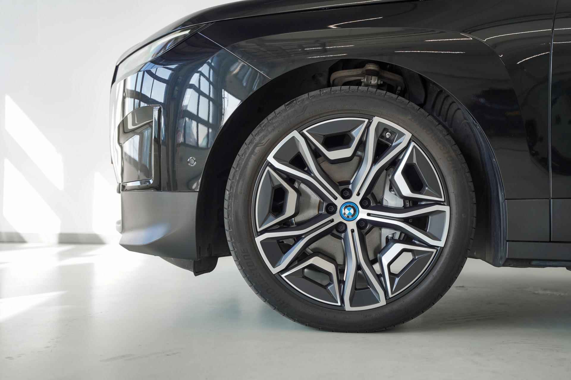 BMW iX xDrive40 High Executive Shadow Line - 6/21