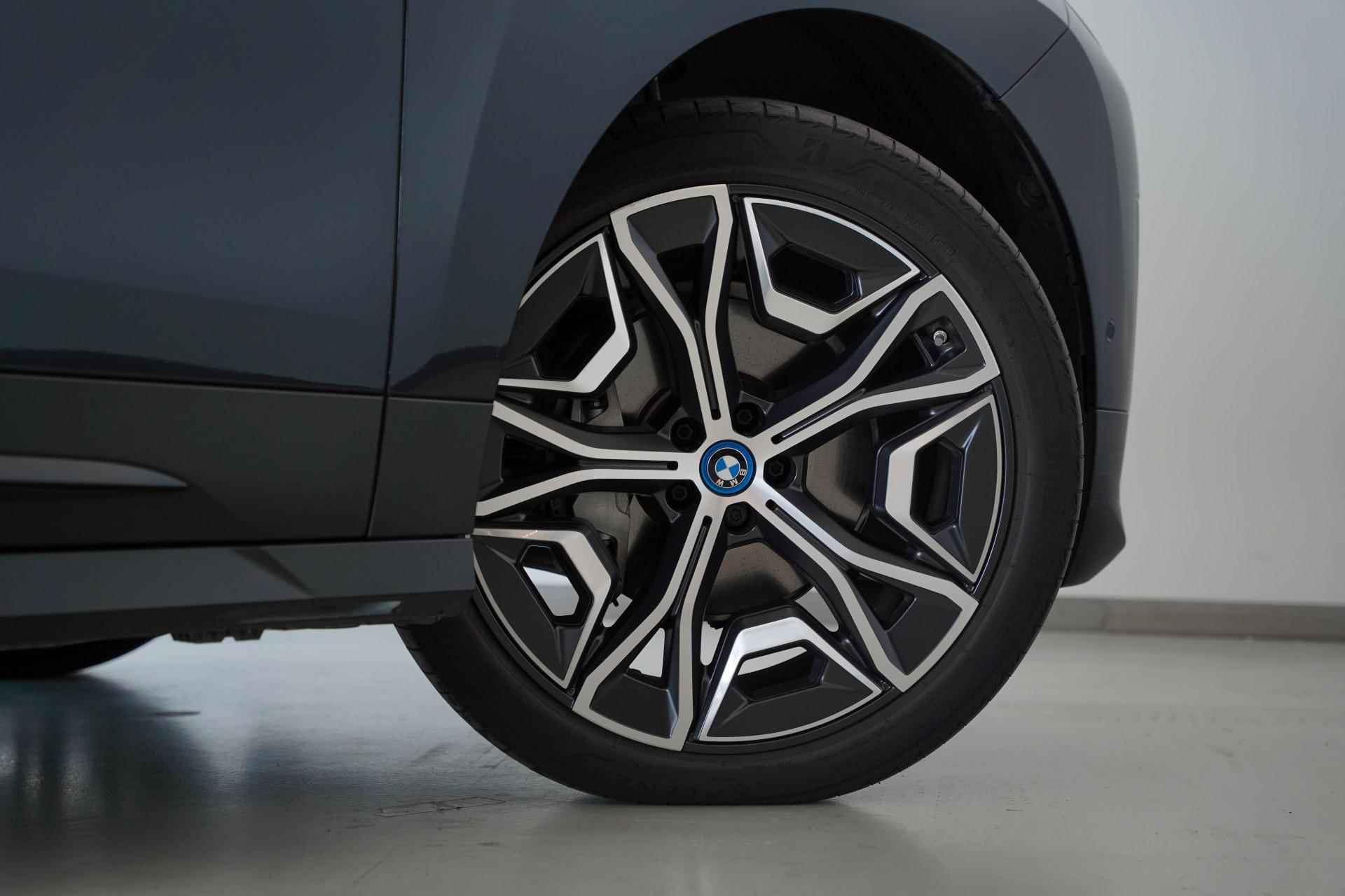 BMW iX xDrive40 High Executive Shadow Line - 18/21