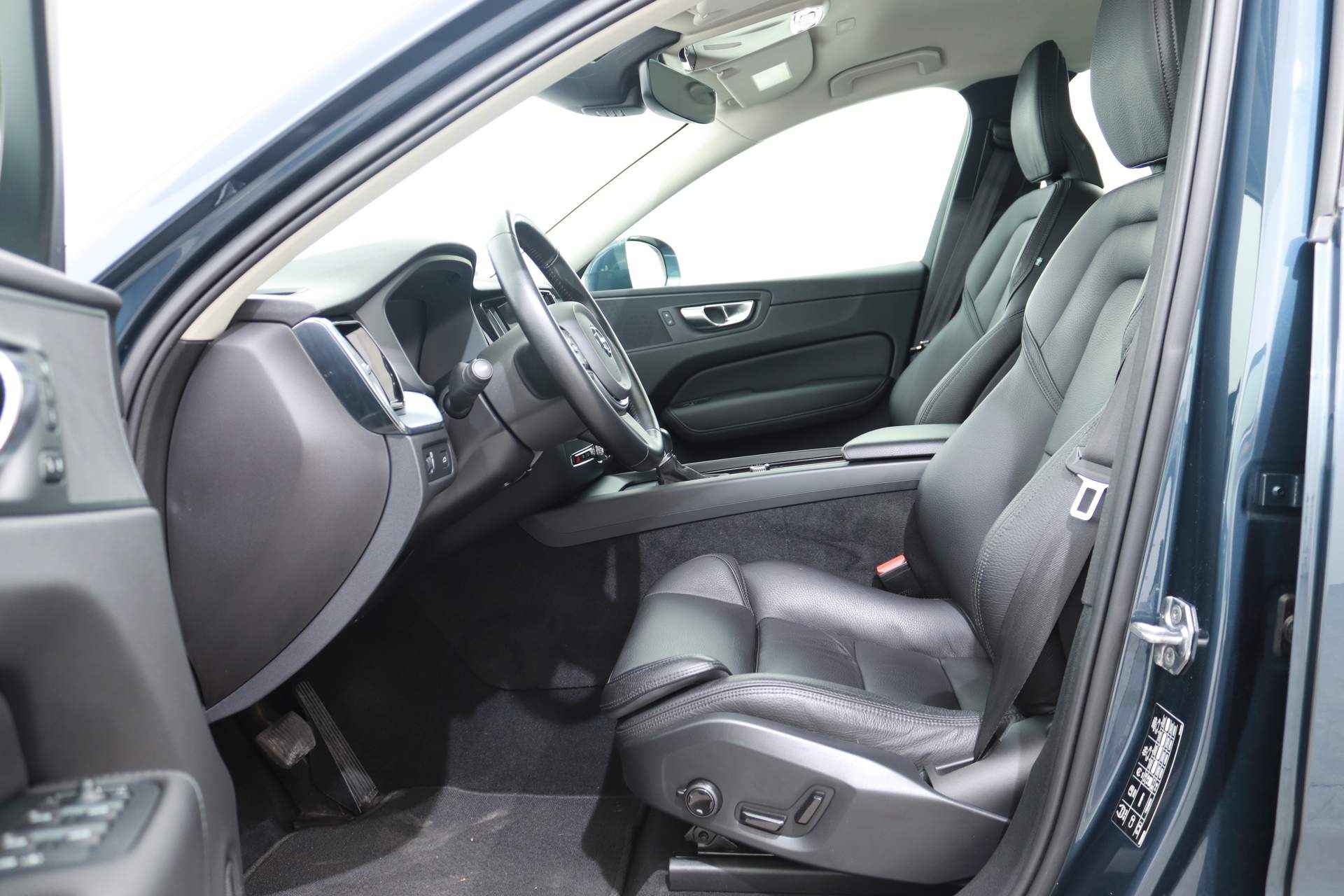 Volvo XC60 2.0 T5 250PK MOMENTUM PRO AUT8 | Navi | Volledig Leer | Sportstoelen - 21/58