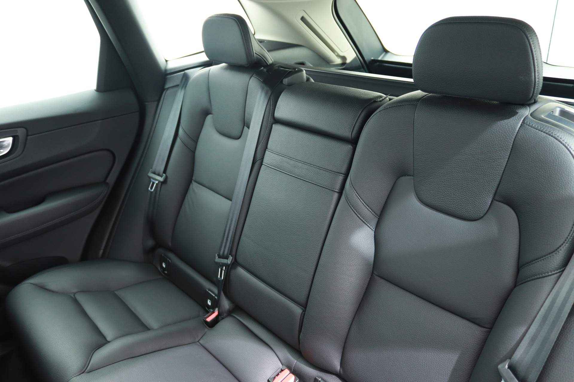 Volvo XC60 2.0 T5 250PK MOMENTUM PRO AUT8 | Navi | Volledig Leer | Sportstoelen - 26/58