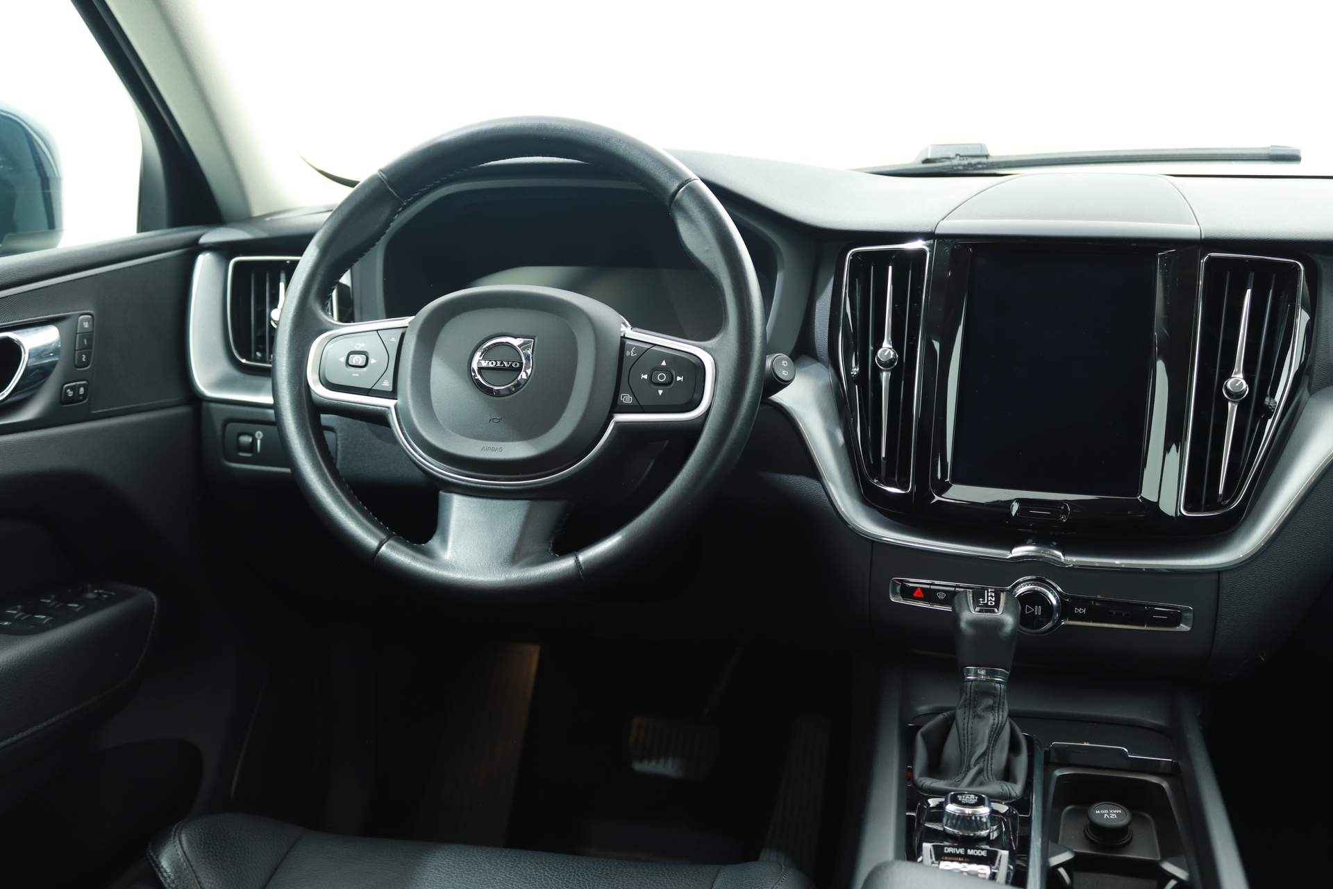 Volvo XC60 2.0 T5 250PK MOMENTUM PRO AUT8 | Navi | Volledig Leer | Sportstoelen - 28/58