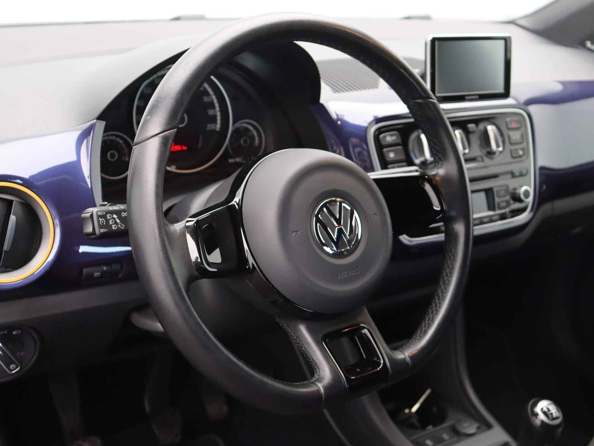 Volkswagen Up! 1.0 high up! 'Special up!' BlueMotion | Unieke uitvoering! | Gouden accenten | Fender audio | Stoelverwarming | - 15/32