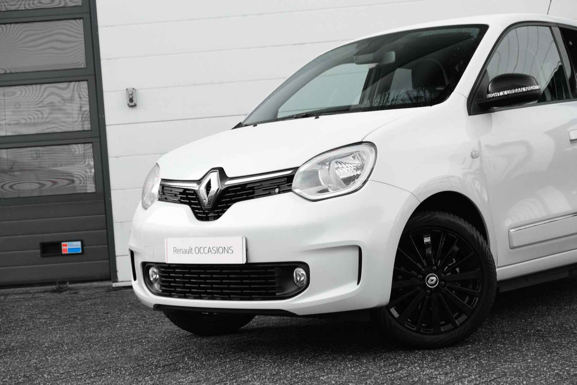 Renault Twingo Z.E. URBAN NIGHT X R 80 PK 22 KW batterij | Metallic wit | Camera achter | NAVI | Apple car play | 4 seizoensbanden | LM Velgen | | incl. Bovag rijklaarpakket met 12 maanden garantie | - 17/57