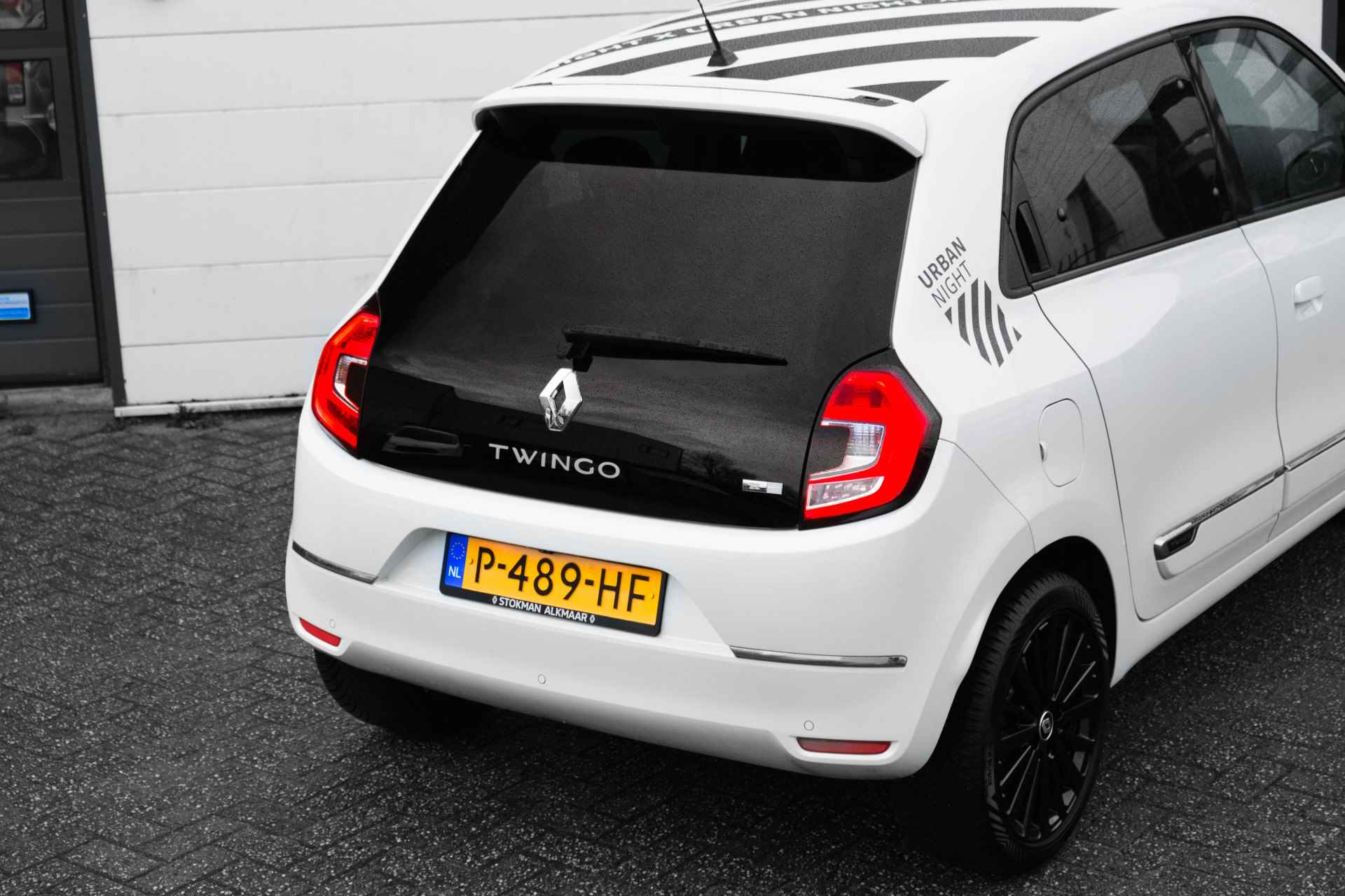 Renault Twingo Z.E. URBAN NIGHT X R 80 PK 22 KW batterij | Metallic wit | Camera achter | NAVI | Apple car play | 4 seizoensbanden | LM Velgen | | incl. Bovag rijklaarpakket met 12 maanden garantie | - 18/57