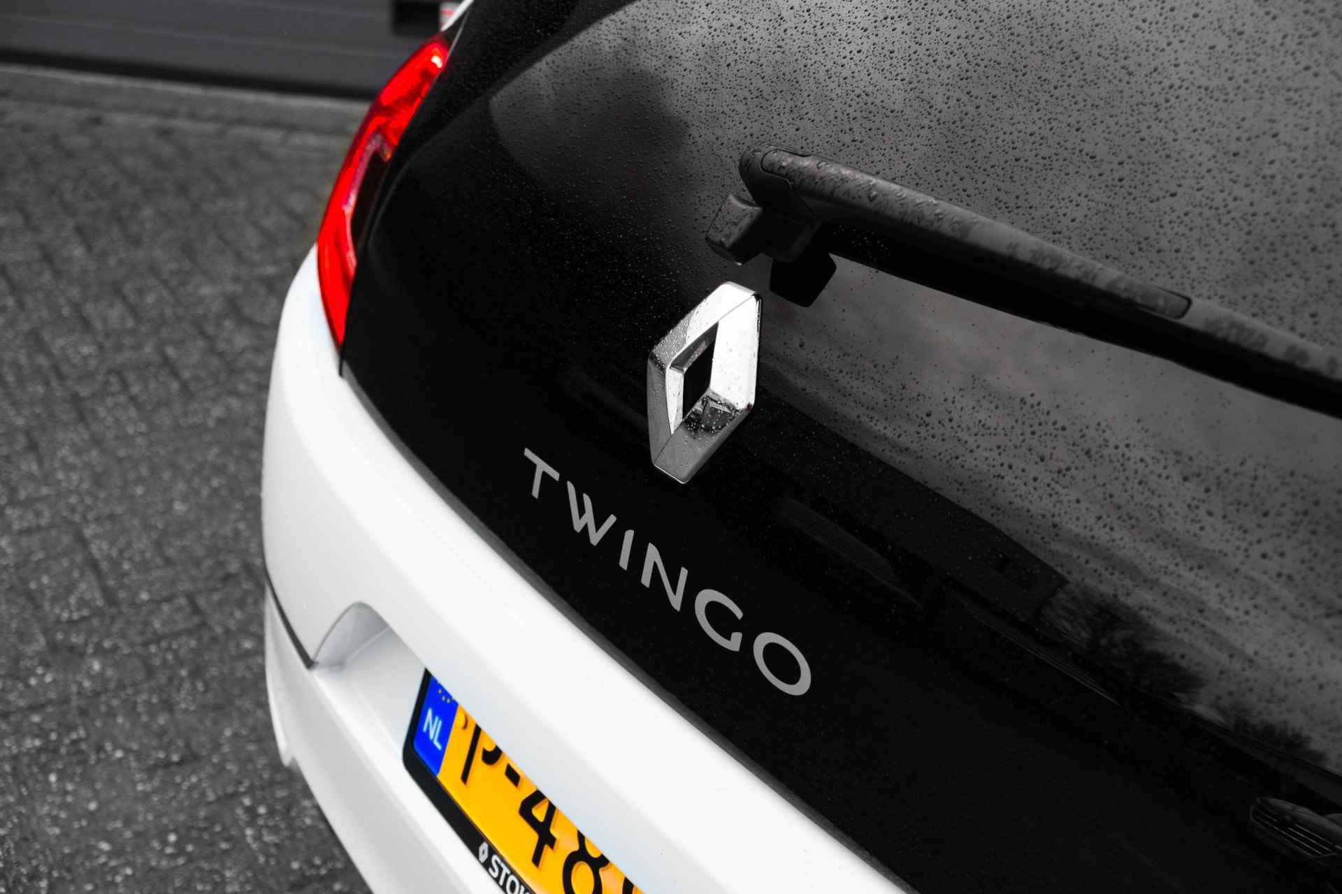 Renault Twingo Z.E. URBAN NIGHT X R 80 PK 22 KW batterij | Metallic wit | Camera achter | NAVI | Apple car play | 4 seizoensbanden | LM Velgen | | incl. Bovag rijklaarpakket met 12 maanden garantie | - 23/57