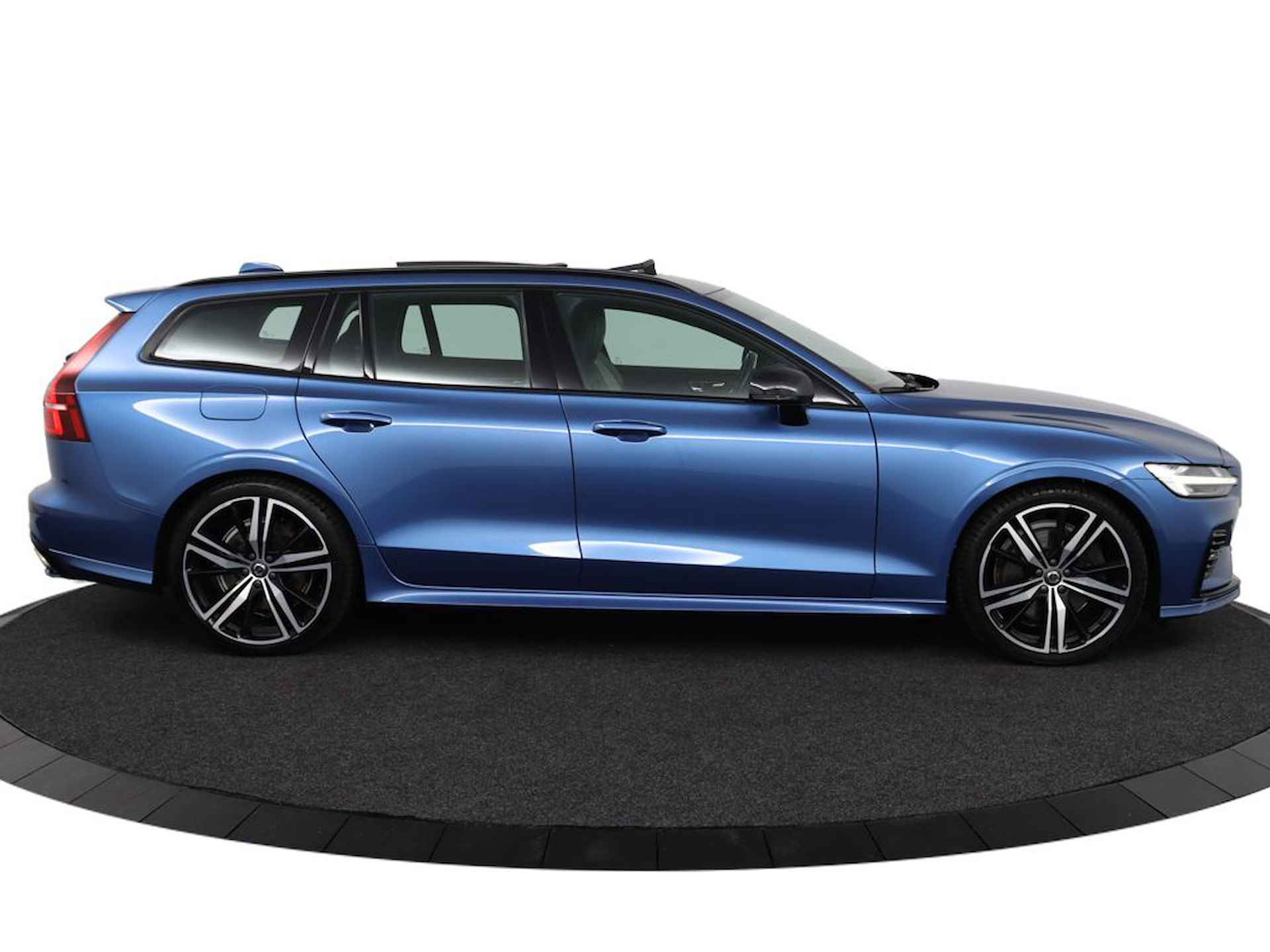 Volvo V60 T8 AWD R-Design | Semi elektrische trekhaak | Elektrisch verstelbare voorstoelen incl. geheugen |Grafisch Head-up Display | Pano Stoel & stuurwielverwarming | Adaptieve cruise control incl. BLIS |Harman Kardon |   DAB+ | Apple Carplay | - 12/67