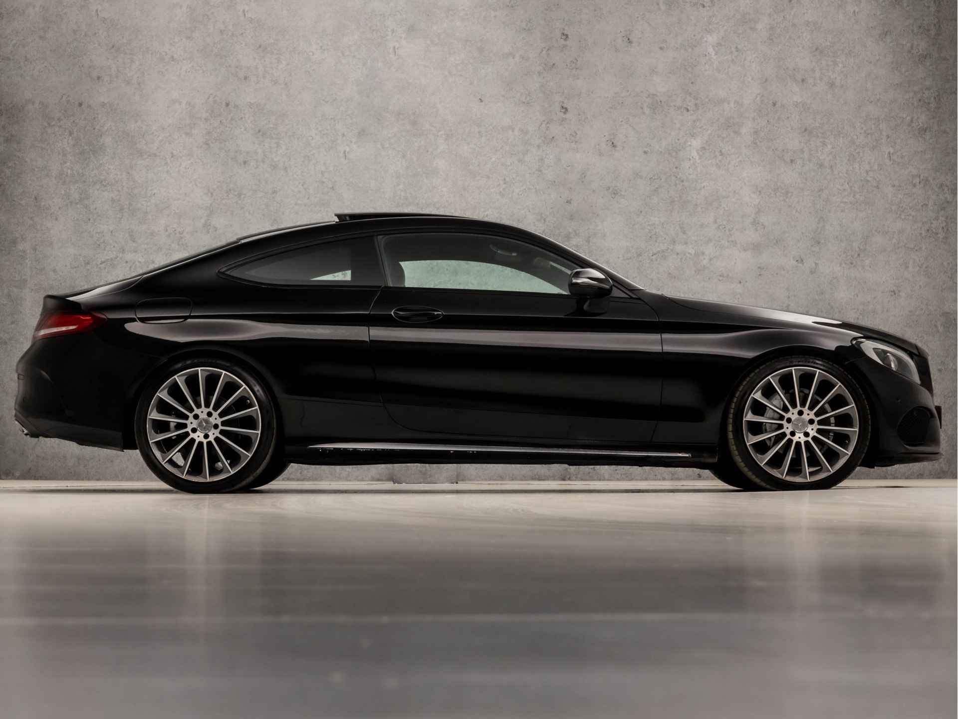 Mercedes-Benz C-Klasse Coupé 180 Edition 1 157Pk Automaat (SCHUIFDAK, NAVIGATIE, STOELVERWARMING, LEDER/ALCANTARA, ZWART HEMEL, SPORTSTOELEN, FLIPPERS, LED KOPLAMPEN, NIEUWE APK, NIEUWSTAAT) - 4/32