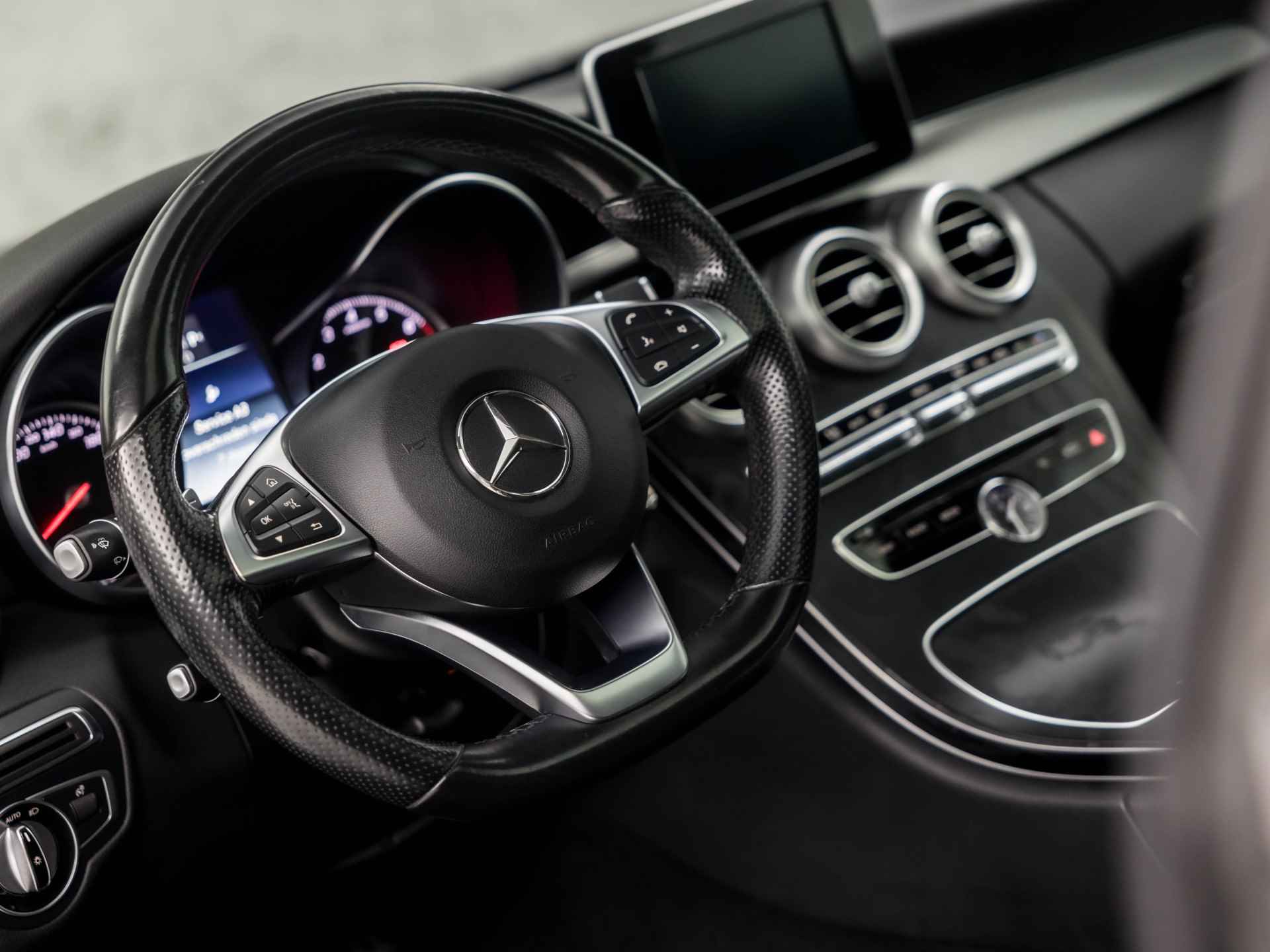 Mercedes-Benz C-Klasse Coupé 180 AMG Sport 157Pk Automaat (SCHUIFDAK, NAVIGATIE, STOELVERWARMING, LEDER/ALCANTARA, ZWART HEMEL, SPORTSTOELEN, FLIPPERS, LED KOPLAMPEN, NIEUWE APK, NIEUWSTAAT) - 18/32