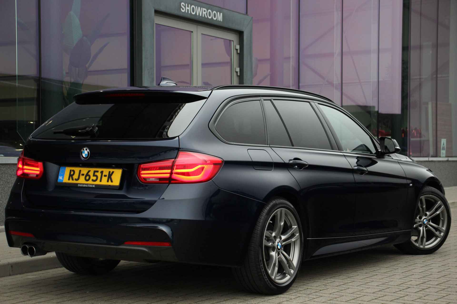 BMW 3 Serie Touring 320i High Executive M-Sport | Leder | 360° Camera - 11/35