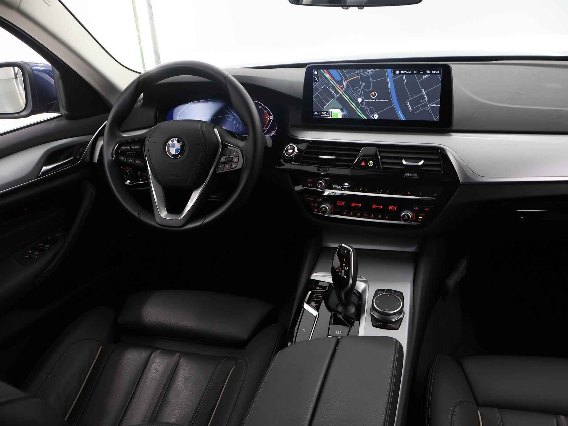 BMW 5-serie Touring 520i High Executive | Laserlight LED koplampen | Trekhaak | Navigatie | Stoelverwarming | Digitaal dashboard | Lederen Interieur | Comfort zetels + Geheugen | PDC | - 10/53