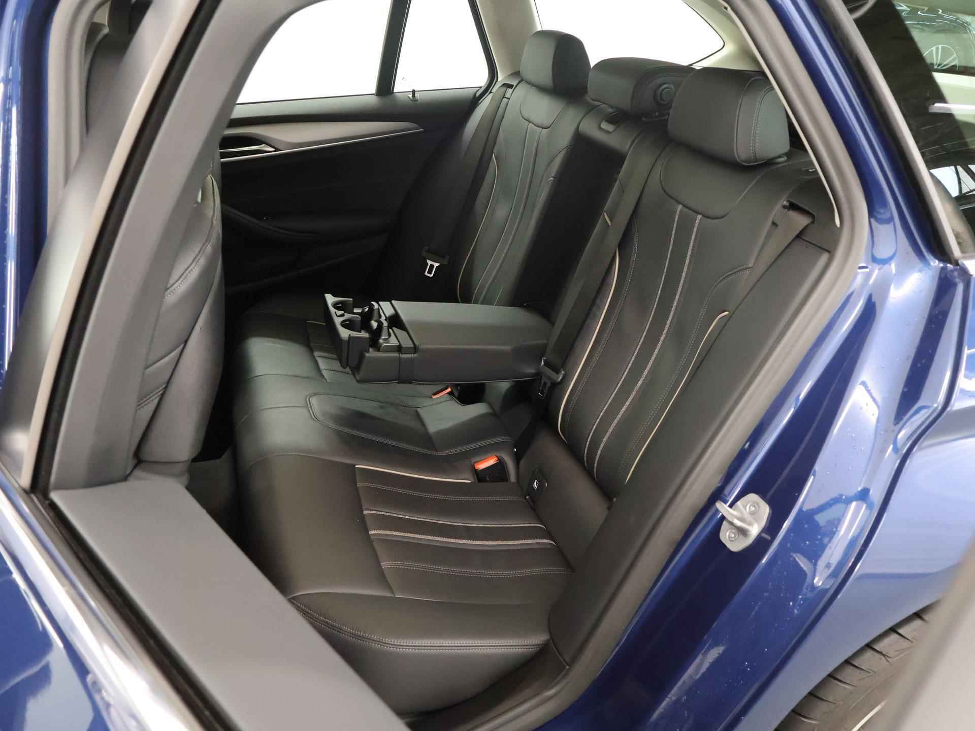 BMW 5-serie Touring 520i High Executive | Laserlight LED koplampen | Trekhaak | Navigatie | Stoelverwarming | Digitaal dashboard | Lederen Interieur | Comfort zetels + Geheugen | PDC | - 12/53
