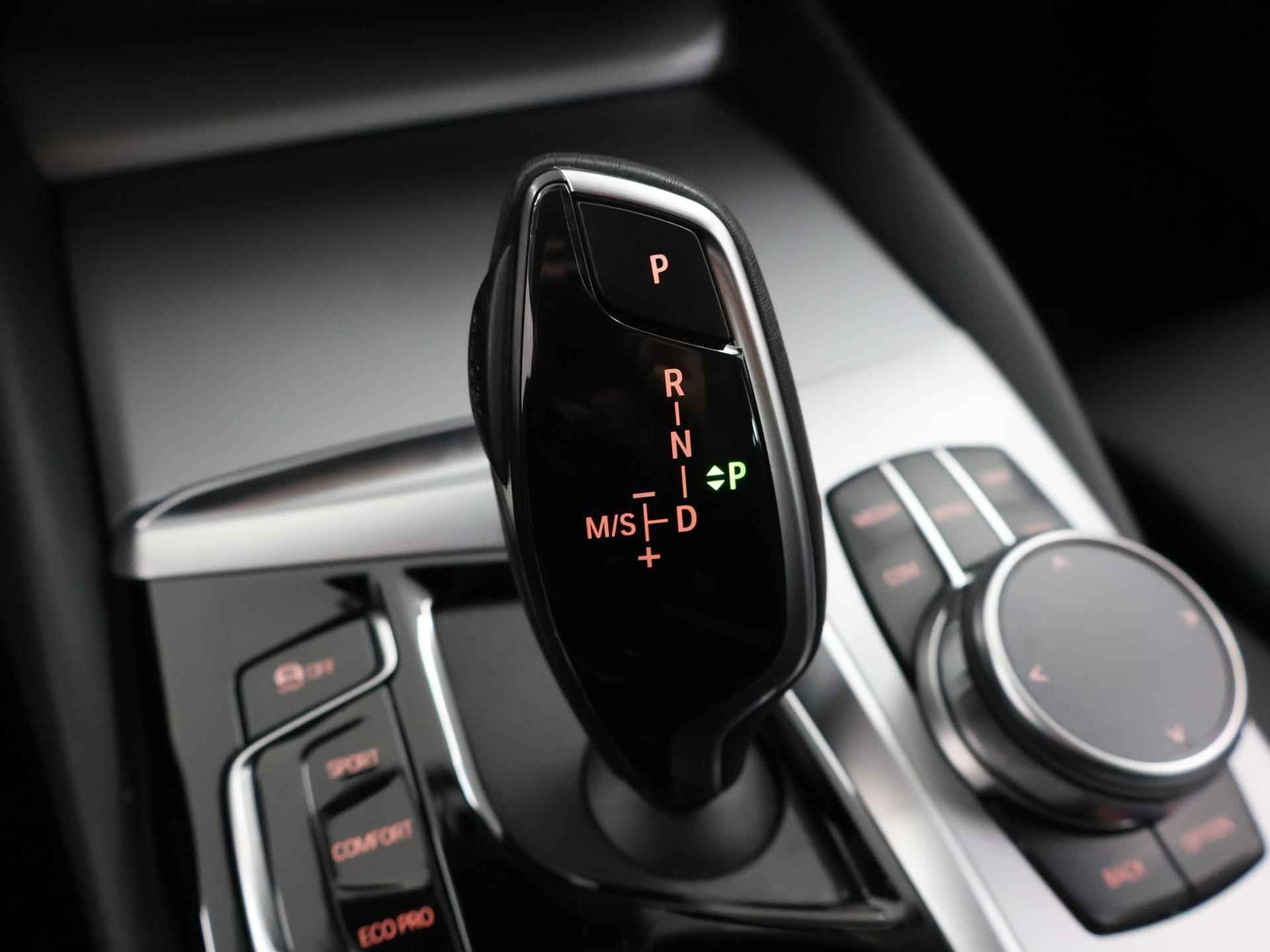 BMW 5-serie Touring 520i High Executive | Laserlight LED koplampen | Trekhaak | Navigatie | Stoelverwarming | Digitaal dashboard | Lederen Interieur | Comfort zetels + Geheugen | PDC | - 32/53
