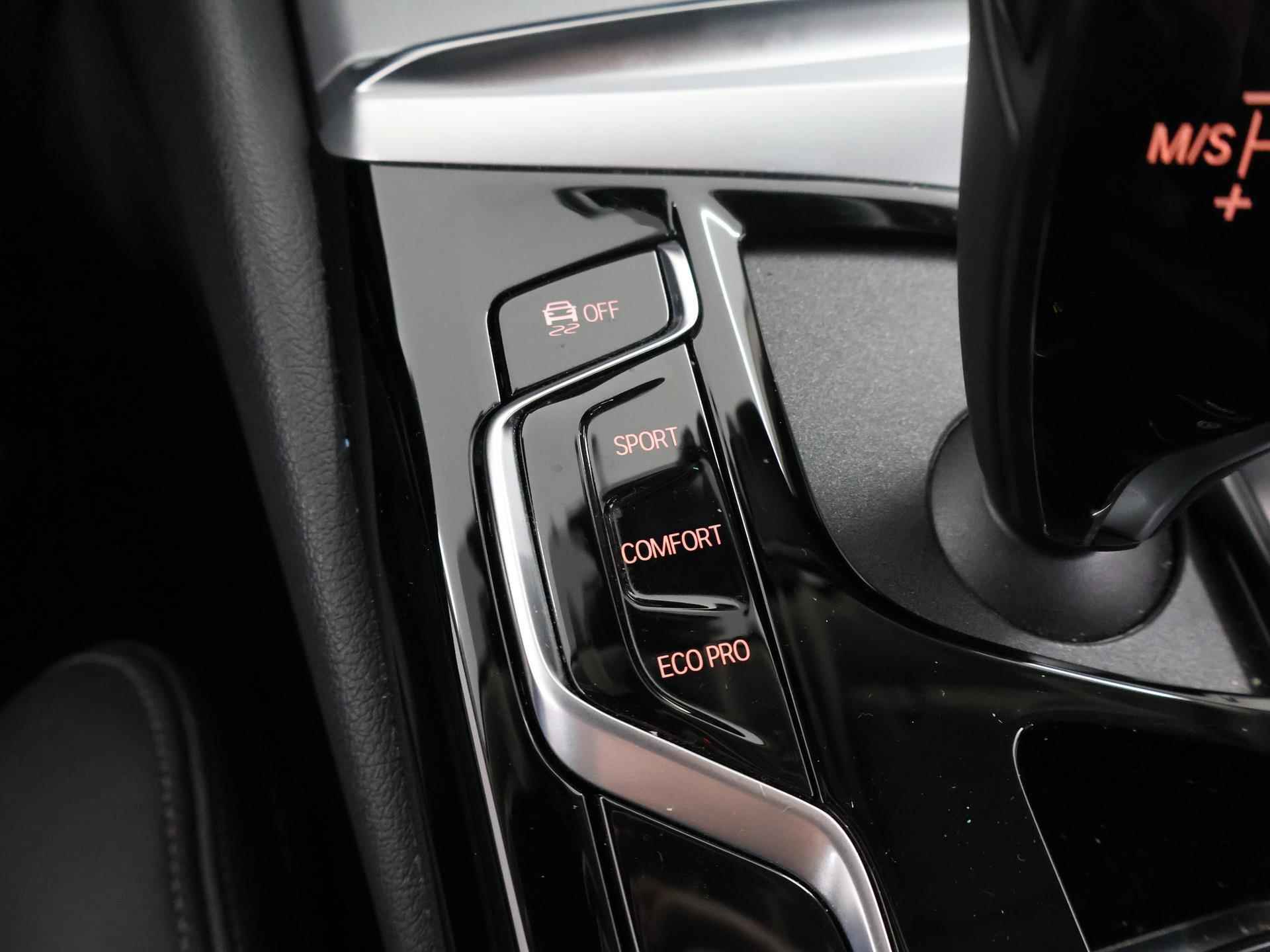 BMW 5-serie Touring 520i High Executive | Laserlight LED koplampen | Trekhaak | Navigatie | Stoelverwarming | Digitaal dashboard | Lederen Interieur | Comfort zetels + Geheugen | PDC | - 33/53