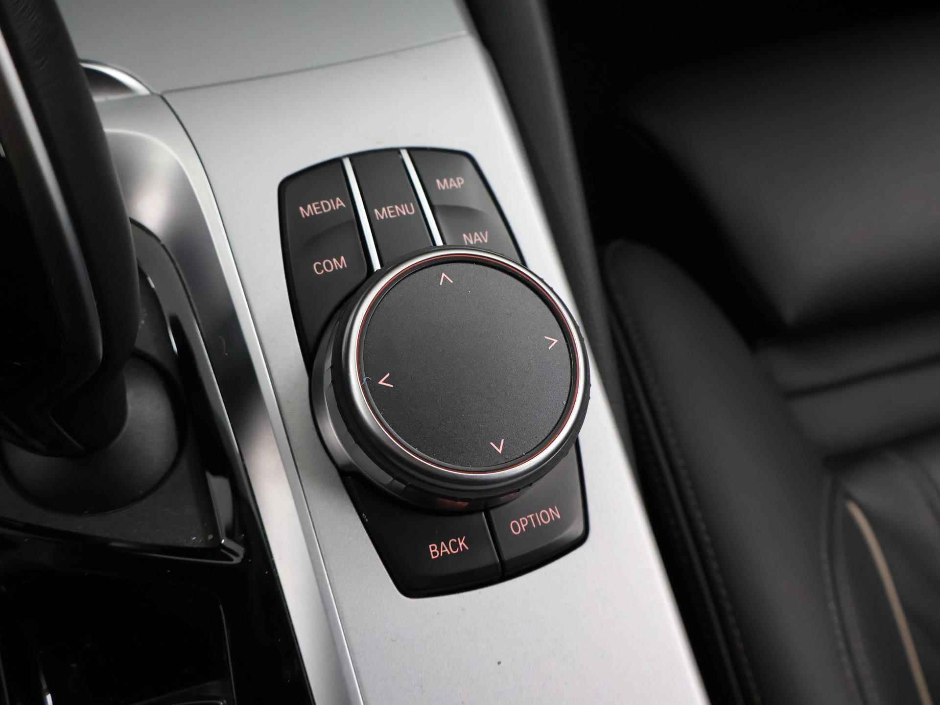 BMW 5-serie Touring 520i High Executive | Laserlight LED koplampen | Trekhaak | Navigatie | Stoelverwarming | Digitaal dashboard | Lederen Interieur | Comfort zetels + Geheugen | PDC | - 34/53