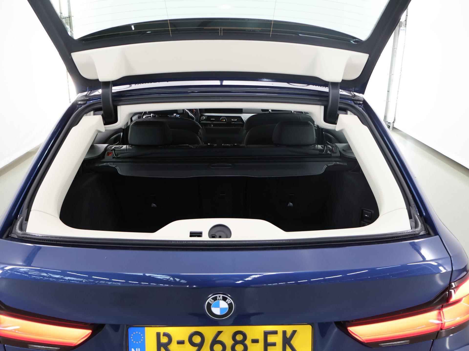 BMW 5-serie Touring 520i High Executive | Laserlight LED koplampen | Trekhaak | Navigatie | Stoelverwarming | Digitaal dashboard | Lederen Interieur | Comfort zetels + Geheugen | PDC | - 50/53