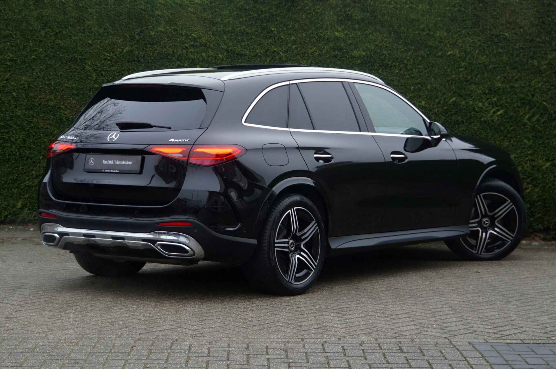 Mercedes-Benz GLC 300 e 4MATIC AMG Line | Achterasbesturing Luchtvering Trekhaak Distronic Memory Burmester - 2/49