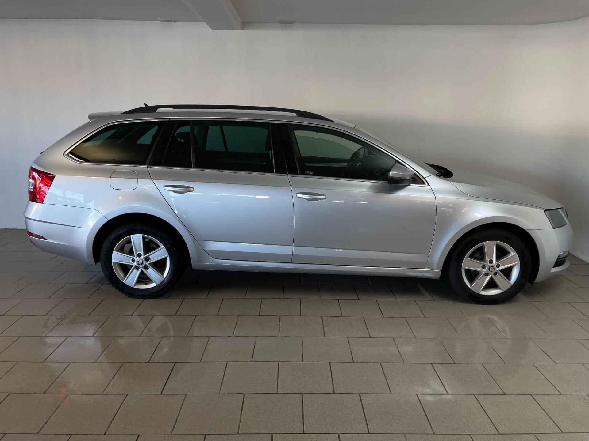 Skoda Octavia Combi 1.6 TDI Greentech Ambition Business AIRCO NAVI CRUISE APPLE CARPLAY STOELVERW VELGEN PRIVACYGL ZEER NETTE AUTO - 6/47