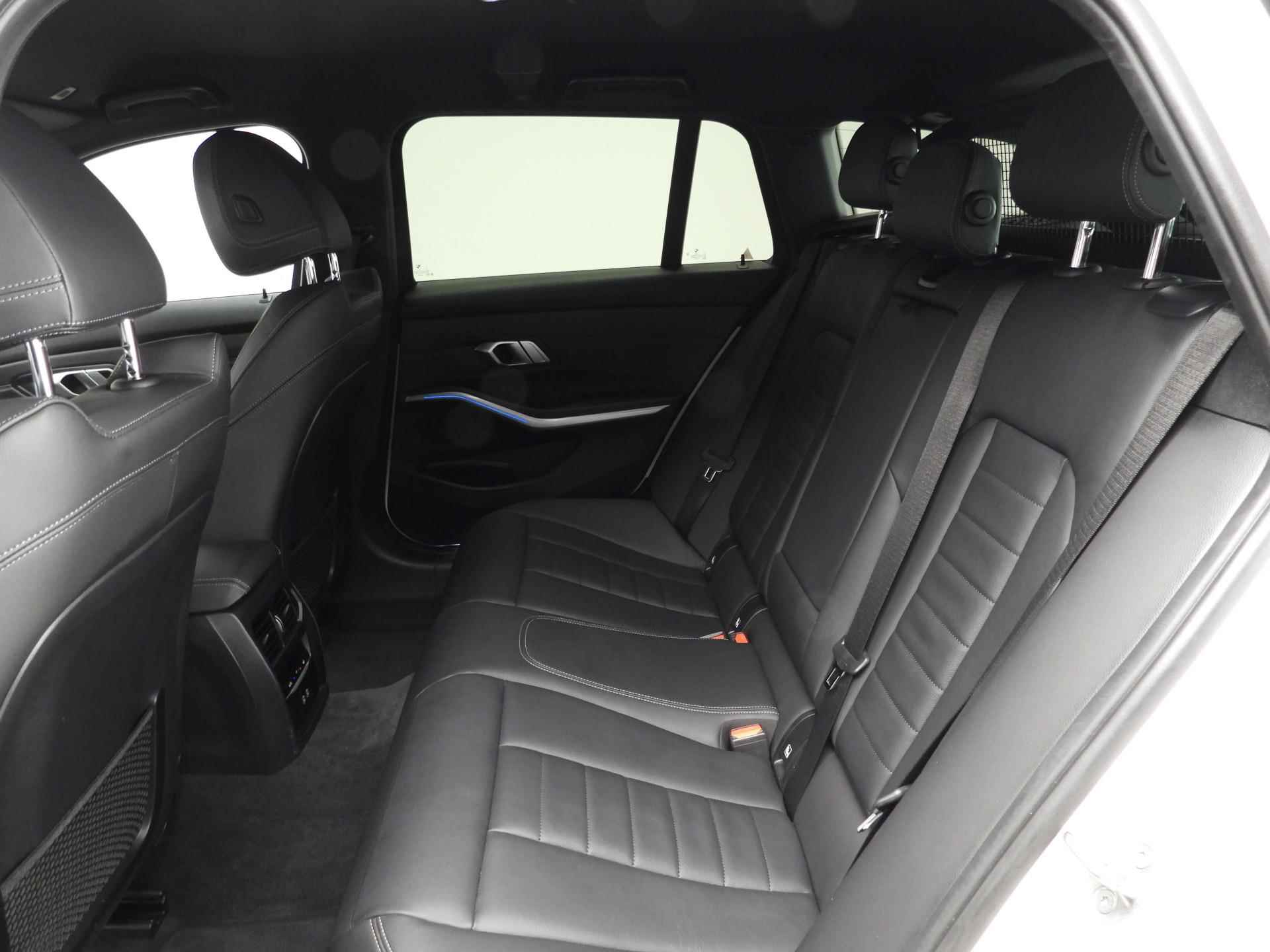 BMW 3 Serie Touring 320e | M-Sportpakket | LED | Leder | Navigatie | Sportstoelen | Stoelverwarming | DAB | Hifi speakers | Alu 19 inch - 9/42