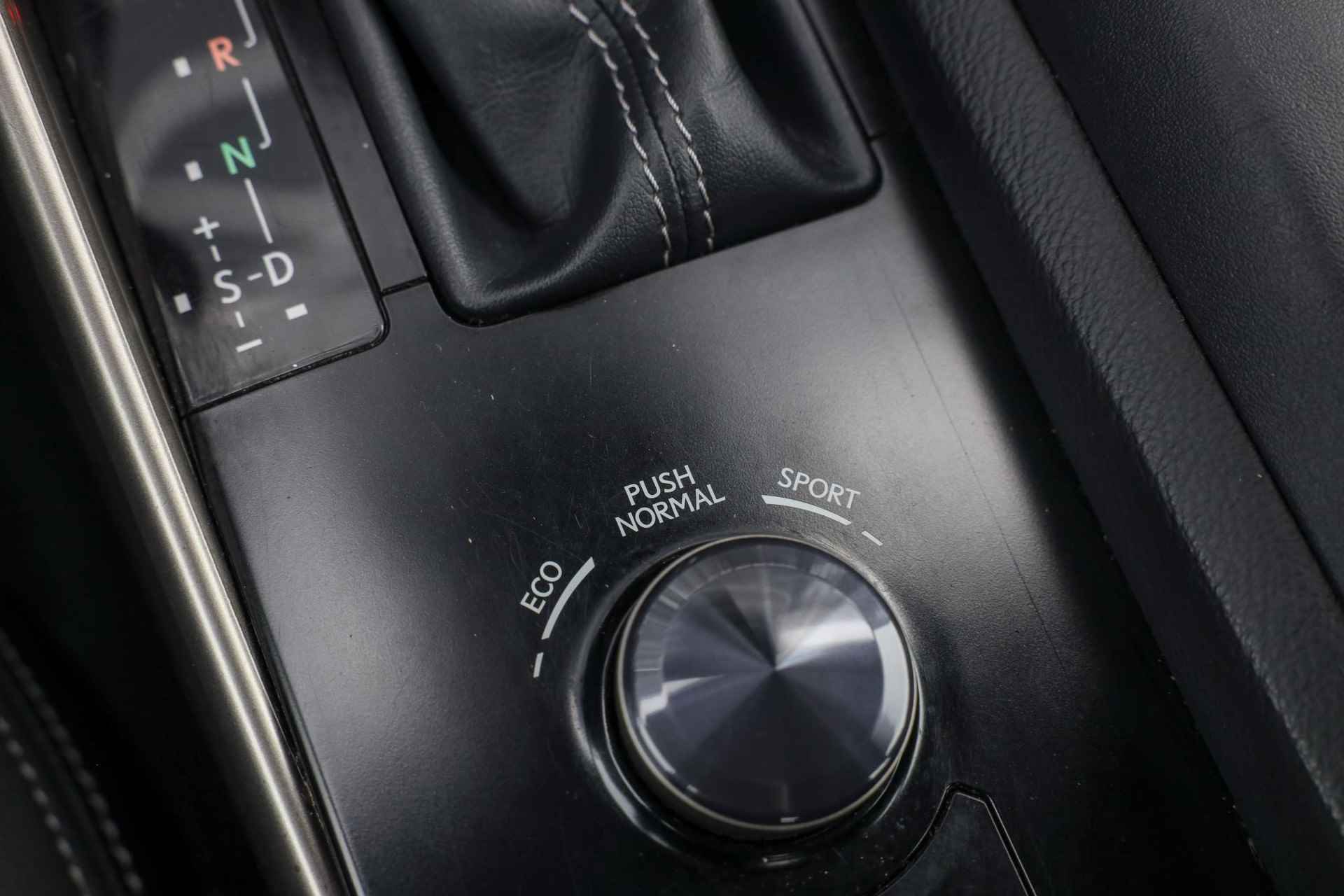 Lexus IS 300h Business Line Pro ✅ Xenon ✅ Camera ✅ 17 inch - 28/38
